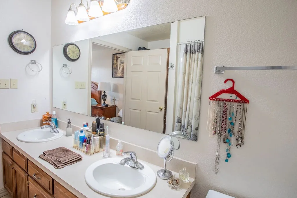 Single Family Residence For Sale in Shackelford County , 207 Roeser Street, Albany, Texas 76430, 5 Bedroom, 4 Bathroom, 2 Garage spaces, 3,010 Sqft, built in 2008, mls#21383359, Real Estate Agent in Albany, Homes For Sale in Shackelford county, Homes For Sale in Albany, Realtor in Albany Texas, Real Estate Brokerage Independent Realty Texas, Luminita Cordes Realtor