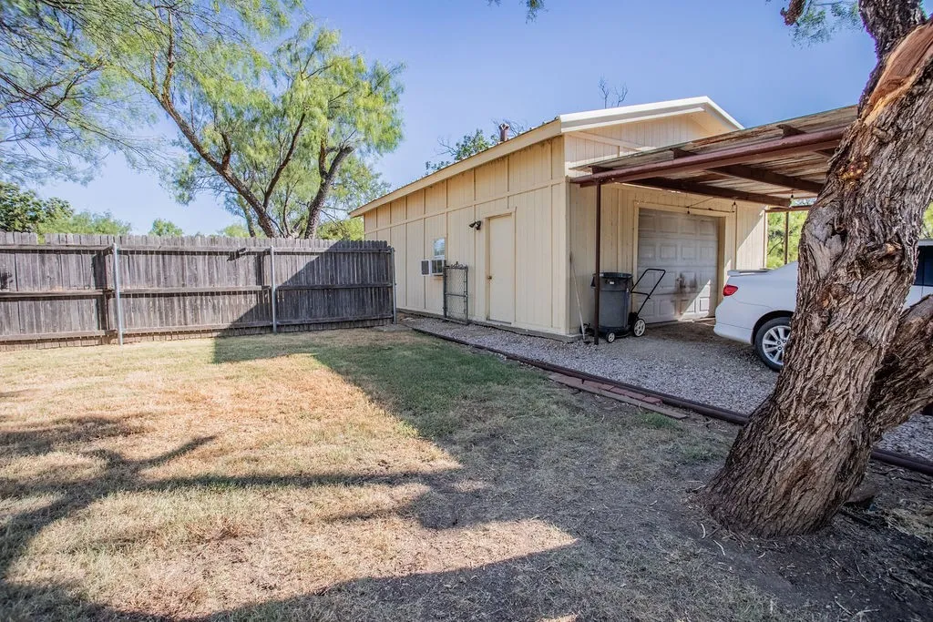 Single Family Residence For Sale in Shackelford County , 207 Roeser Street, Albany, Texas 76430, 5 Bedroom, 4 Bathroom, 2 Garage spaces, 3,010 Sqft, built in 2008, mls#21383359, Real Estate Agent in Albany, Homes For Sale in Shackelford county, Homes For Sale in Albany, Realtor in Albany Texas, Real Estate Brokerage Independent Realty Texas, Luminita Cordes Realtor