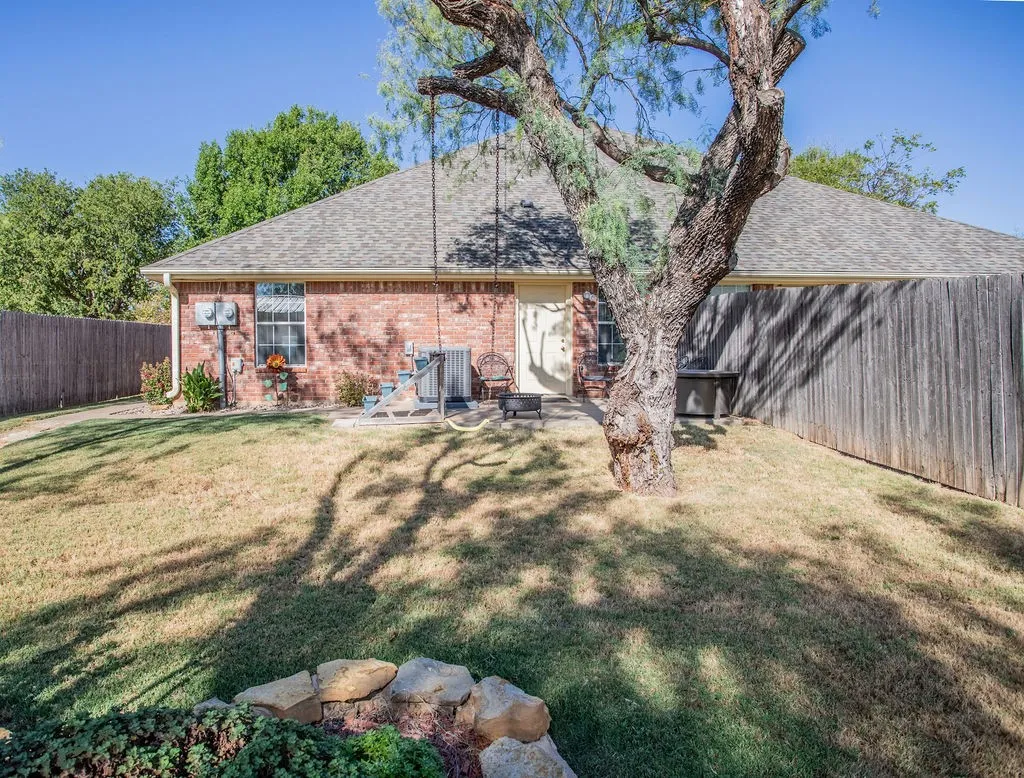 Single Family Residence For Sale in Shackelford County , 207 Roeser Street, Albany, Texas 76430, 5 Bedroom, 4 Bathroom, 2 Garage spaces, 3,010 Sqft, built in 2008, mls#21383359, Real Estate Agent in Albany, Homes For Sale in Shackelford county, Homes For Sale in Albany, Realtor in Albany Texas, Real Estate Brokerage Independent Realty Texas, Luminita Cordes Realtor