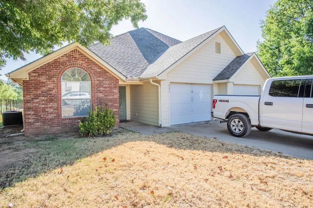 Single Family Residence For Sale in Shackelford County , 207 Roeser Street, Albany, Texas 76430, 5 Bedroom, 4 Bathroom, 2 Garage spaces, 3,010 Sqft, built in 2008, mls#21383359, Real Estate Agent in Albany, Homes For Sale in Shackelford county, Homes For Sale in Albany, Realtor in Albany Texas, Real Estate Brokerage Independent Realty Texas, Luminita Cordes Realtor