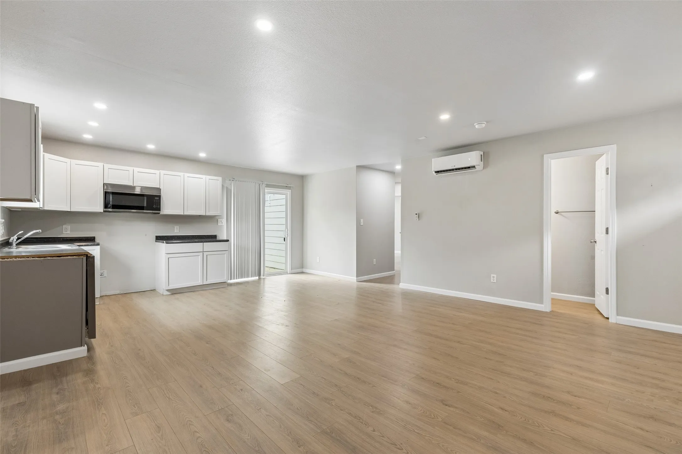 Single Family Residence For Sale in Henderson County , 7570 Double Bridge Road, Mabank, Texas 75156, 3 Bedroom, 2 Bathroom, Garage spaces, 1,096 Sqft, built in 2022, mls#21378912, Real Estate Agent in Mabank, Homes For Sale in Henderson county, Homes For Sale in Mabank, Realtor in Mabank Texas, Real Estate Brokerage Independent Realty Texas, Luminita Cordes Realtor
