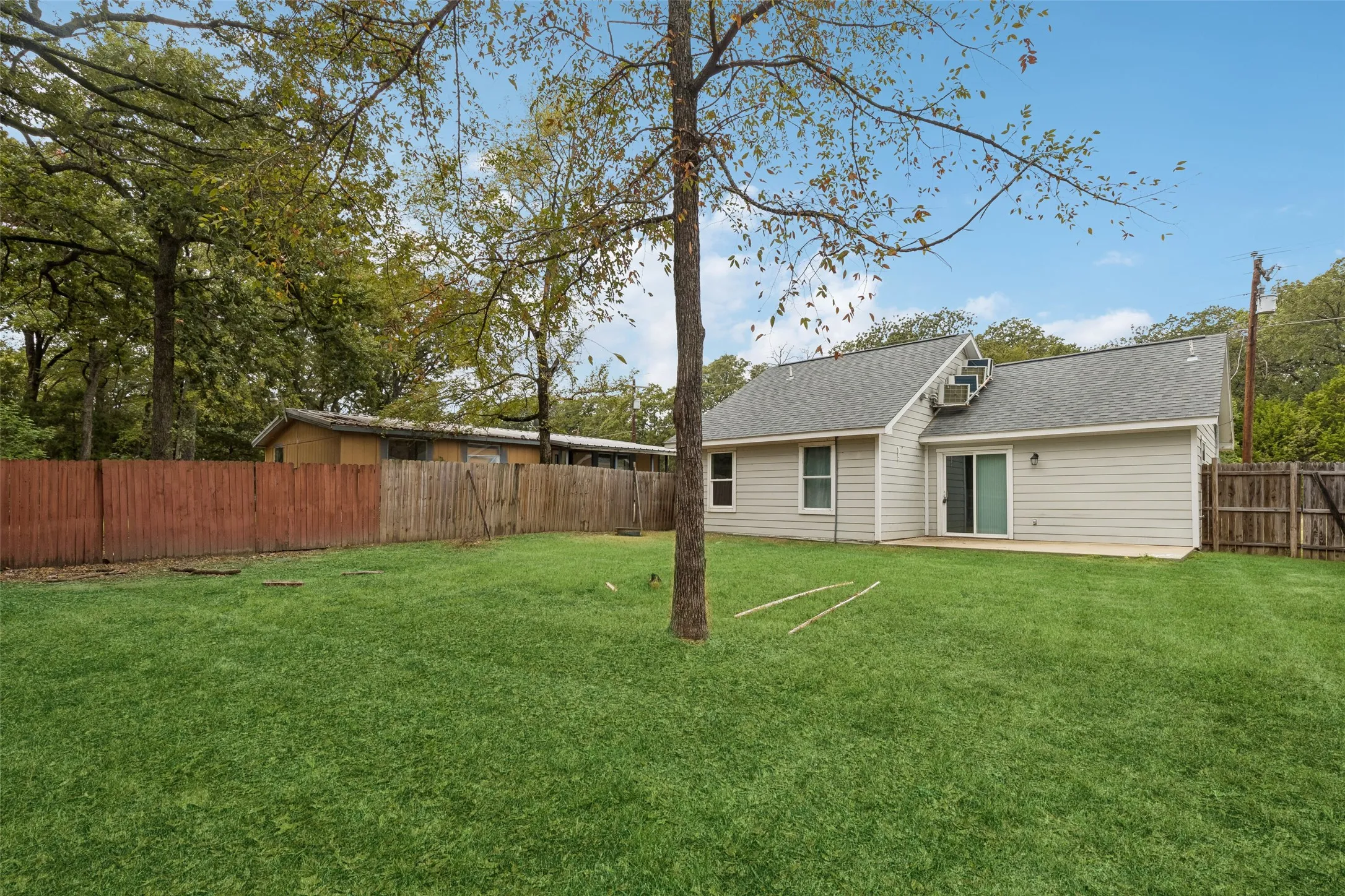 Single Family Residence For Sale in Henderson County , 7570 Double Bridge Road, Mabank, Texas 75156, 3 Bedroom, 2 Bathroom, Garage spaces, 1,096 Sqft, built in 2022, mls#21378912, Real Estate Agent in Mabank, Homes For Sale in Henderson county, Homes For Sale in Mabank, Realtor in Mabank Texas, Real Estate Brokerage Independent Realty Texas, Luminita Cordes Realtor