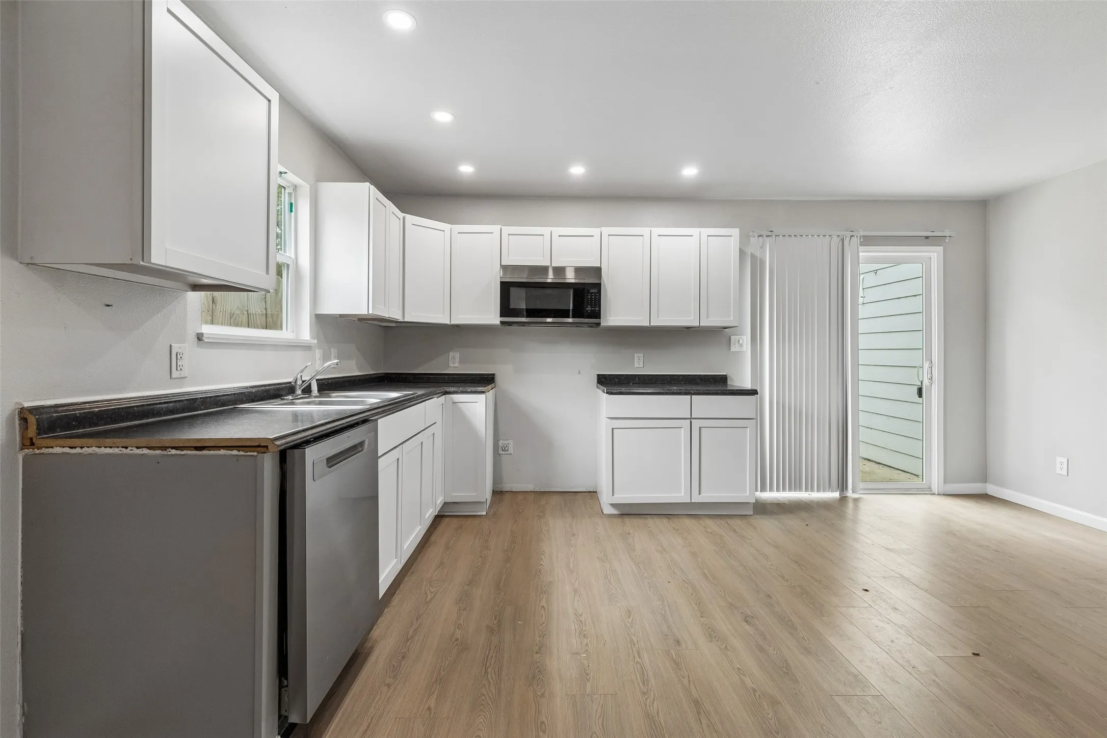 Single Family Residence For Sale in Henderson County , 7570 Double Bridge Road, Mabank, Texas 75156, 3 Bedroom, 2 Bathroom, Garage spaces, 1,096 Sqft, built in 2022, mls#21378912, Real Estate Agent in Mabank, Homes For Sale in Henderson county, Homes For Sale in Mabank, Realtor in Mabank Texas, Real Estate Brokerage Independent Realty Texas, Luminita Cordes Realtor
