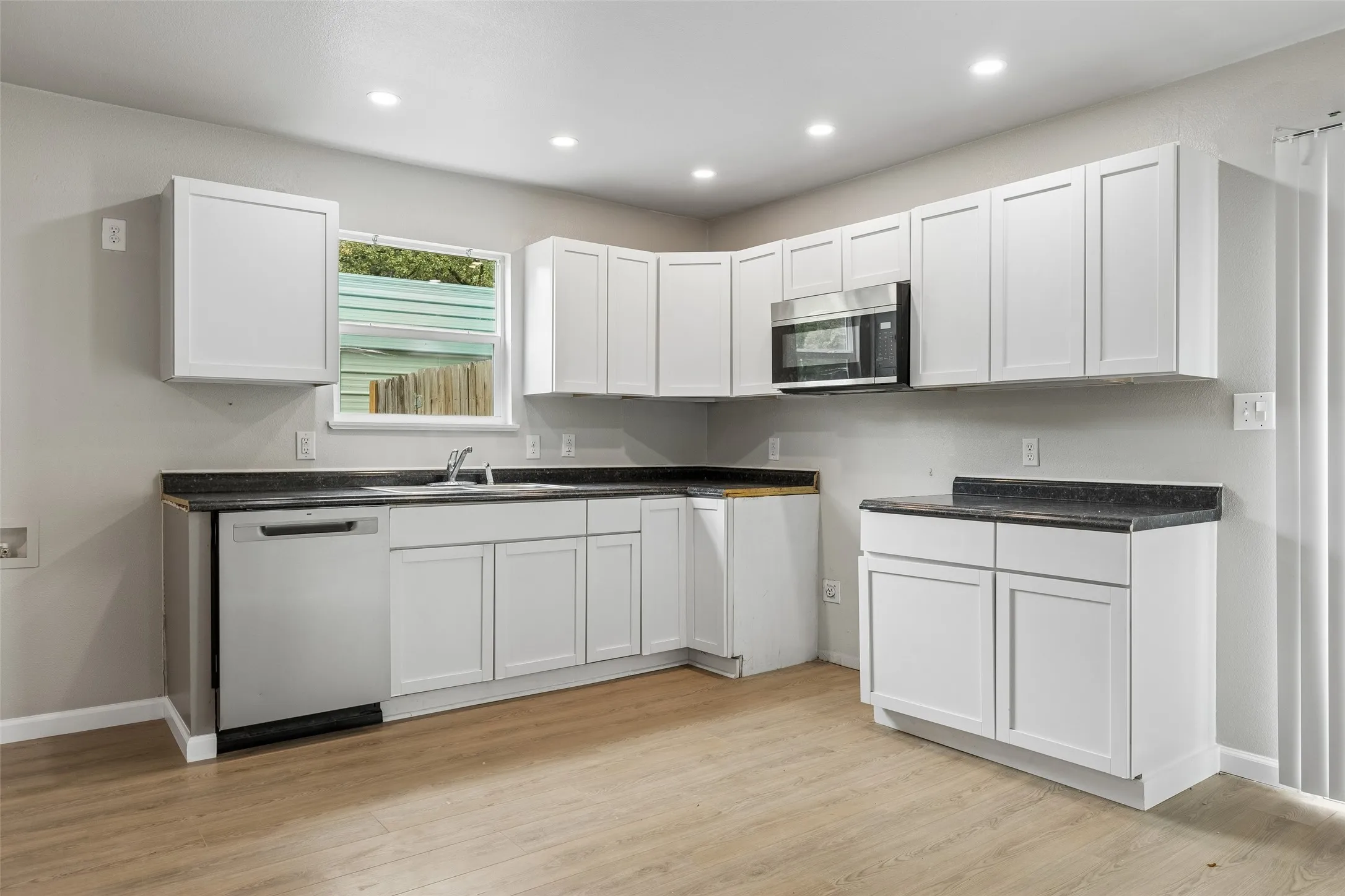 Single Family Residence For Sale in Henderson County , 7570 Double Bridge Road, Mabank, Texas 75156, 3 Bedroom, 2 Bathroom, Garage spaces, 1,096 Sqft, built in 2022, mls#21378912, Real Estate Agent in Mabank, Homes For Sale in Henderson county, Homes For Sale in Mabank, Realtor in Mabank Texas, Real Estate Brokerage Independent Realty Texas, Luminita Cordes Realtor