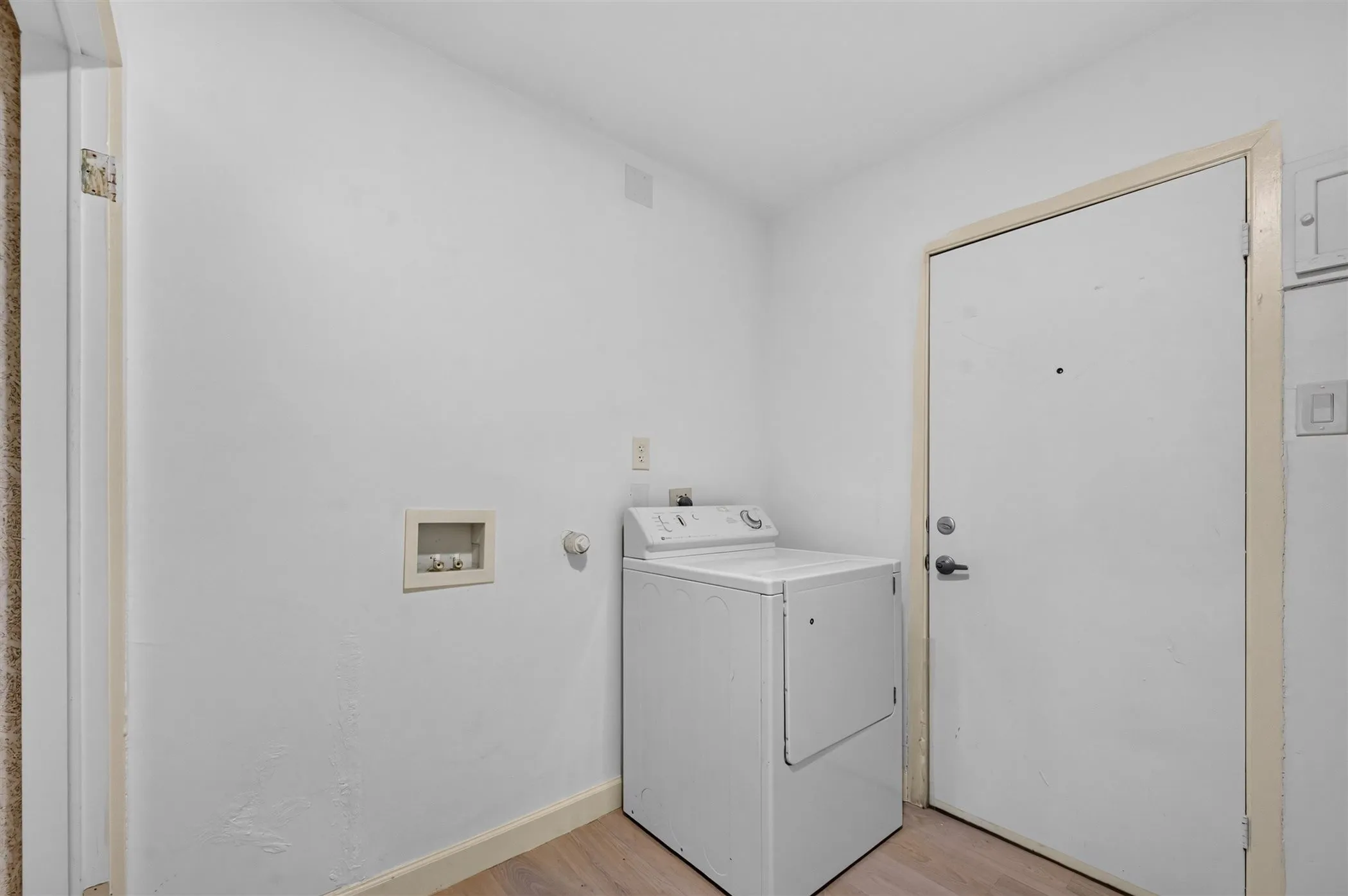 Single Family Residence For Rent in Dallas County , 13749 Pyramid Drive, Farmers Branch, Texas 75234, 3 Bedroom, 2 Bathroom, 2 Garage spaces, 1,364 Sqft, built in 1956, mls#21383370, Real Estate Agent in Farmers Branch, Homes For Rent in Dallas county, Homes For Rent in Farmers Branch, Realtor in Farmers Branch Texas, Real Estate Brokerage Independent Realty Texas, Luminita Cordes Realtor