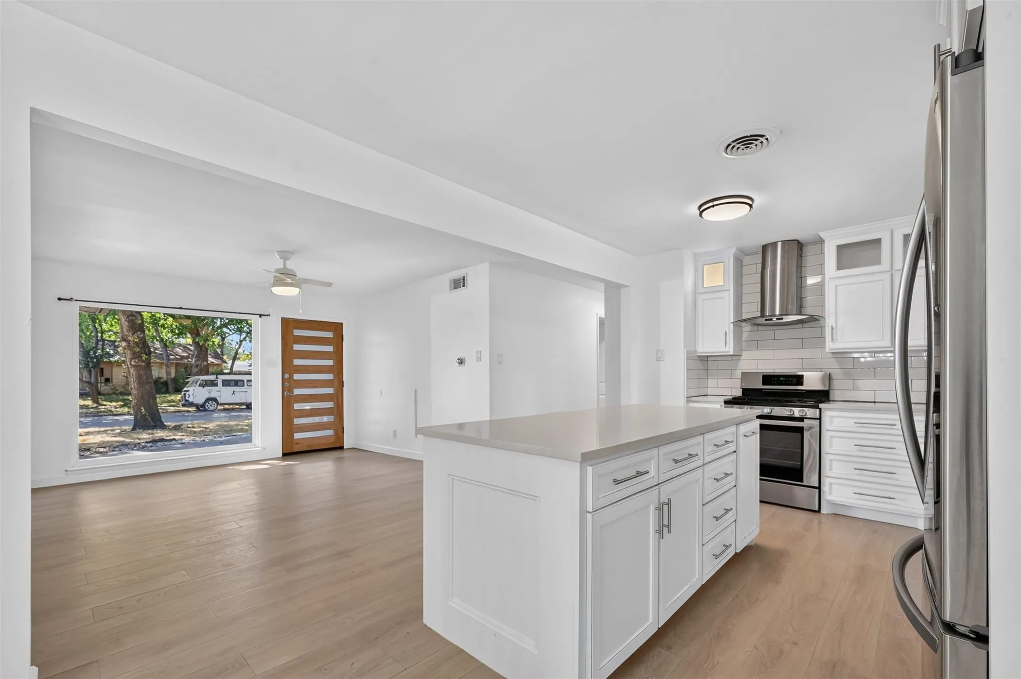 Single Family Residence For Rent in Dallas County , 13749 Pyramid Drive, Farmers Branch, Texas 75234, 3 Bedroom, 2 Bathroom, 2 Garage spaces, 1,364 Sqft, built in 1956, mls#21383370, Real Estate Agent in Farmers Branch, Homes For Rent in Dallas county, Homes For Rent in Farmers Branch, Realtor in Farmers Branch Texas, Real Estate Brokerage Independent Realty Texas, Luminita Cordes Realtor