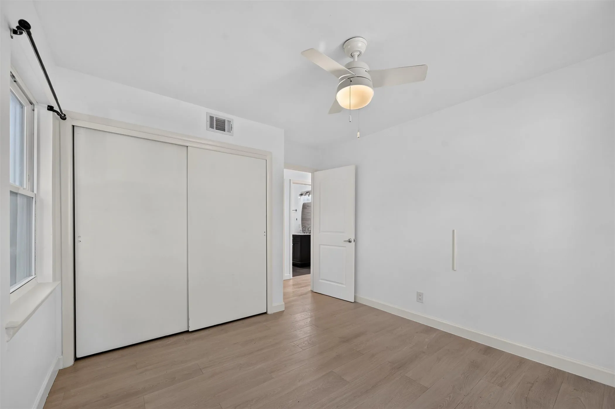 Single Family Residence For Rent in Dallas County , 13749 Pyramid Drive, Farmers Branch, Texas 75234, 3 Bedroom, 2 Bathroom, 2 Garage spaces, 1,364 Sqft, built in 1956, mls#21383370, Real Estate Agent in Farmers Branch, Homes For Rent in Dallas county, Homes For Rent in Farmers Branch, Realtor in Farmers Branch Texas, Real Estate Brokerage Independent Realty Texas, Luminita Cordes Realtor