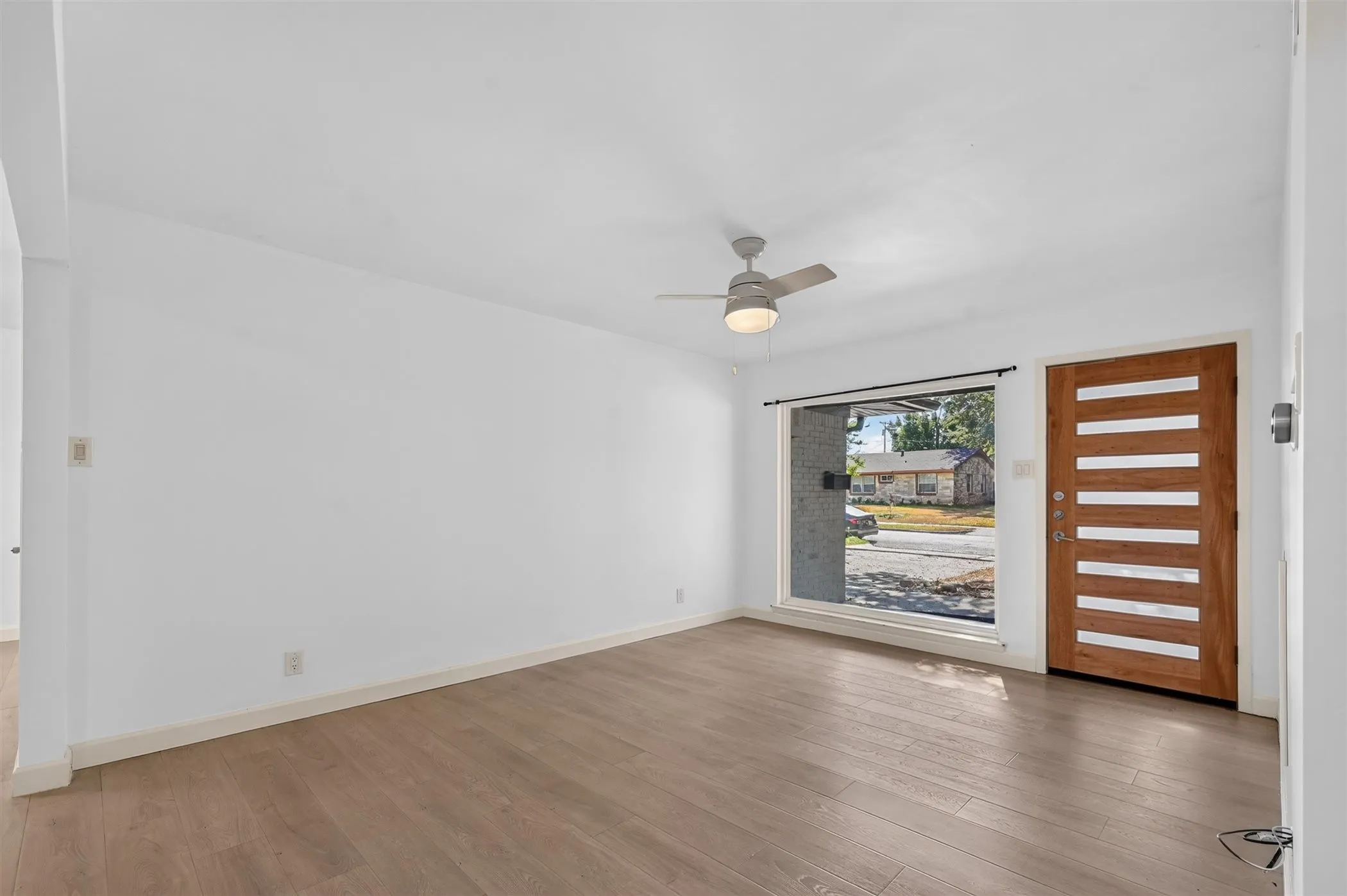 Single Family Residence For Rent in Dallas County , 13749 Pyramid Drive, Farmers Branch, Texas 75234, 3 Bedroom, 2 Bathroom, 2 Garage spaces, 1,364 Sqft, built in 1956, mls#21383370, Real Estate Agent in Farmers Branch, Homes For Rent in Dallas county, Homes For Rent in Farmers Branch, Realtor in Farmers Branch Texas, Real Estate Brokerage Independent Realty Texas, Luminita Cordes Realtor