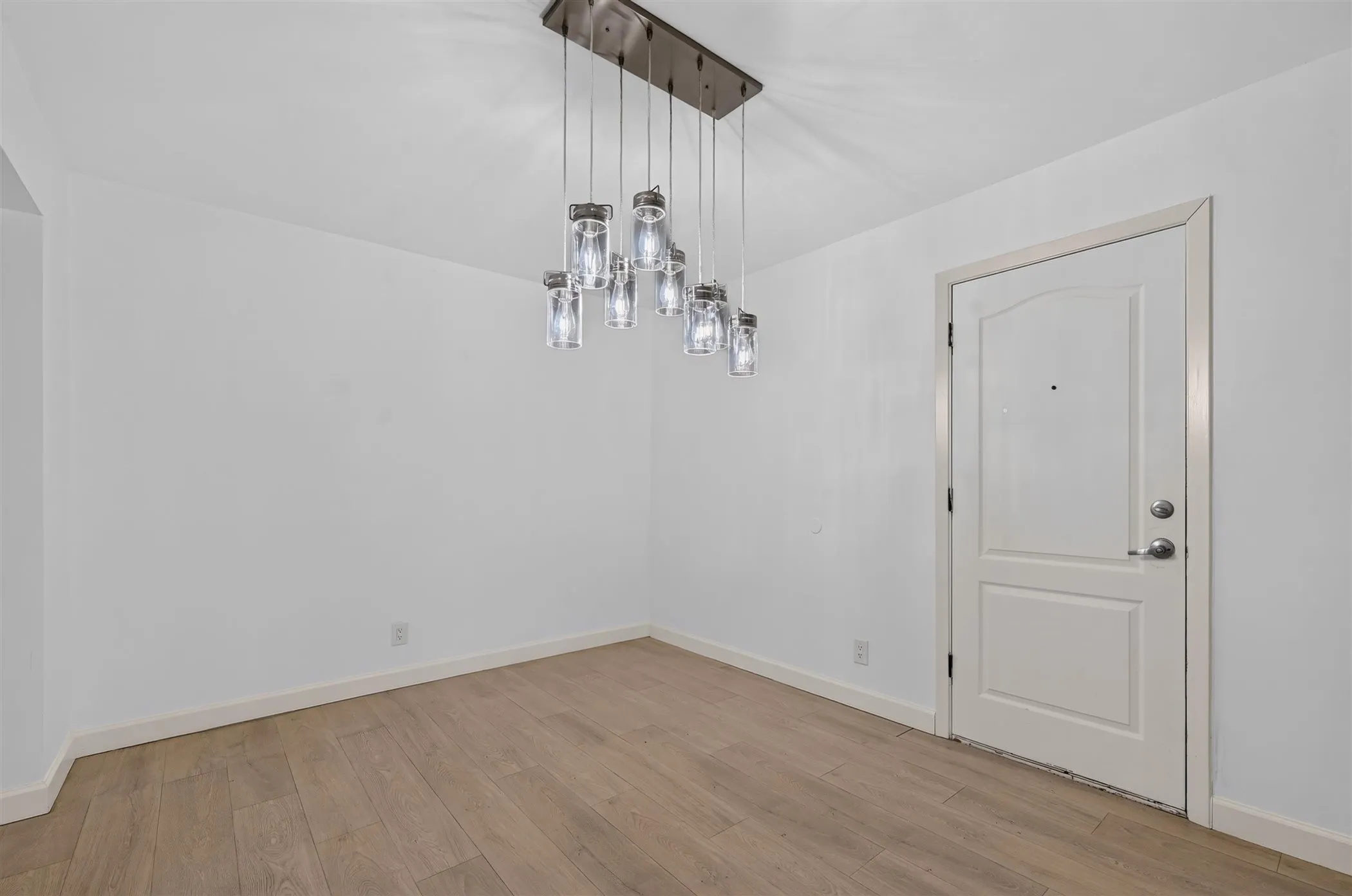 Single Family Residence For Rent in Dallas County , 13749 Pyramid Drive, Farmers Branch, Texas 75234, 3 Bedroom, 2 Bathroom, 2 Garage spaces, 1,364 Sqft, built in 1956, mls#21383370, Real Estate Agent in Farmers Branch, Homes For Rent in Dallas county, Homes For Rent in Farmers Branch, Realtor in Farmers Branch Texas, Real Estate Brokerage Independent Realty Texas, Luminita Cordes Realtor