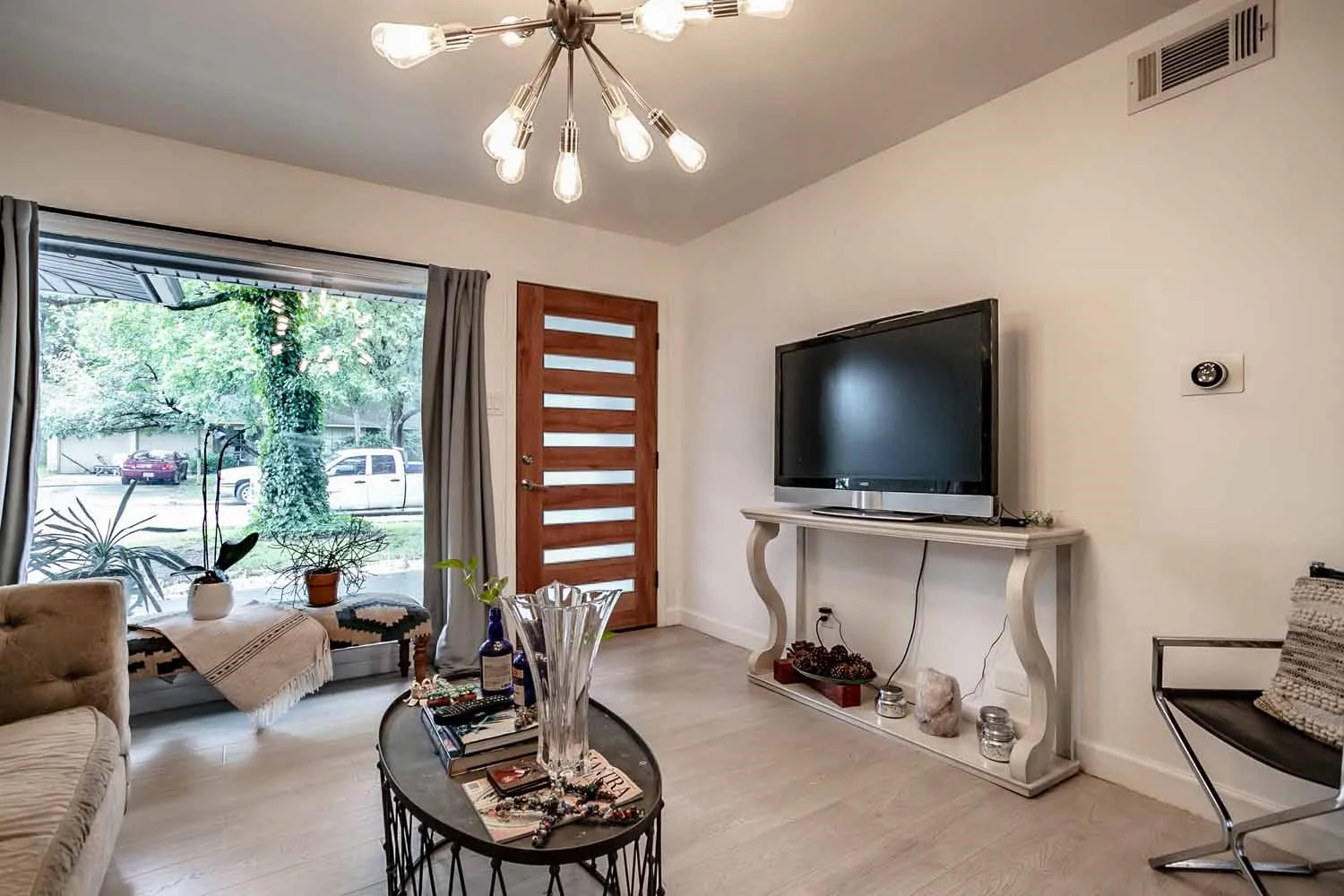 Single Family Residence For Rent in Dallas County , 13749 Pyramid Drive, Farmers Branch, Texas 75234, 3 Bedroom, 2 Bathroom, 2 Garage spaces, 1,364 Sqft, built in 1956, mls#21383370, Real Estate Agent in Farmers Branch, Homes For Rent in Dallas county, Homes For Rent in Farmers Branch, Realtor in Farmers Branch Texas, Real Estate Brokerage Independent Realty Texas, Luminita Cordes Realtor
