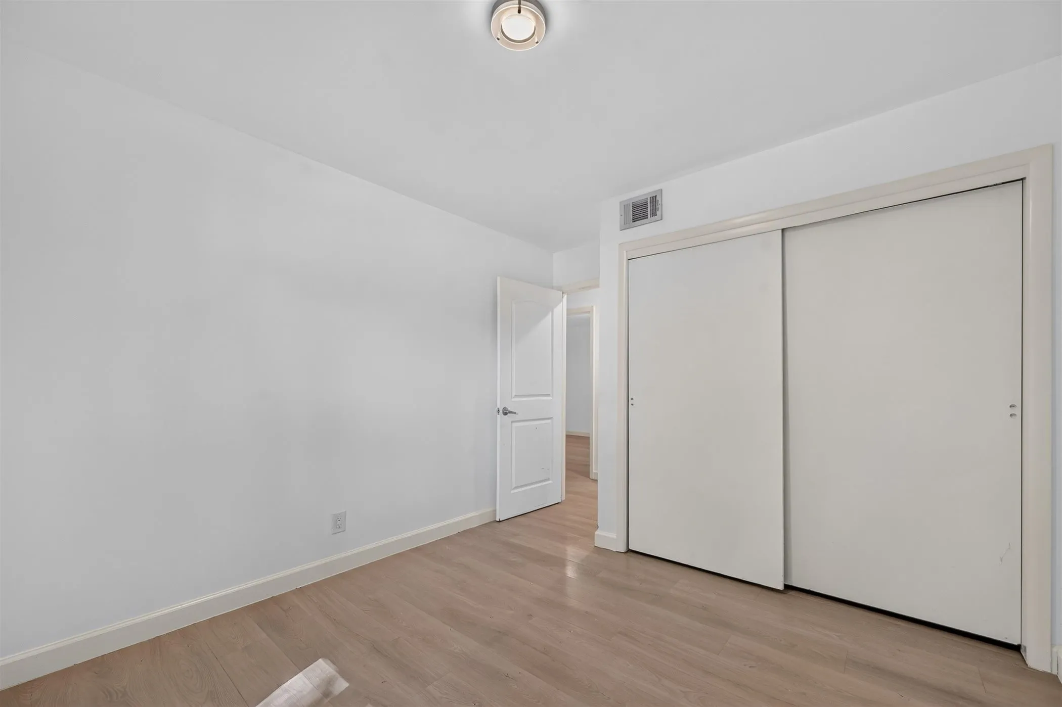 Single Family Residence For Rent in Dallas County , 13749 Pyramid Drive, Farmers Branch, Texas 75234, 3 Bedroom, 2 Bathroom, 2 Garage spaces, 1,364 Sqft, built in 1956, mls#21383370, Real Estate Agent in Farmers Branch, Homes For Rent in Dallas county, Homes For Rent in Farmers Branch, Realtor in Farmers Branch Texas, Real Estate Brokerage Independent Realty Texas, Luminita Cordes Realtor