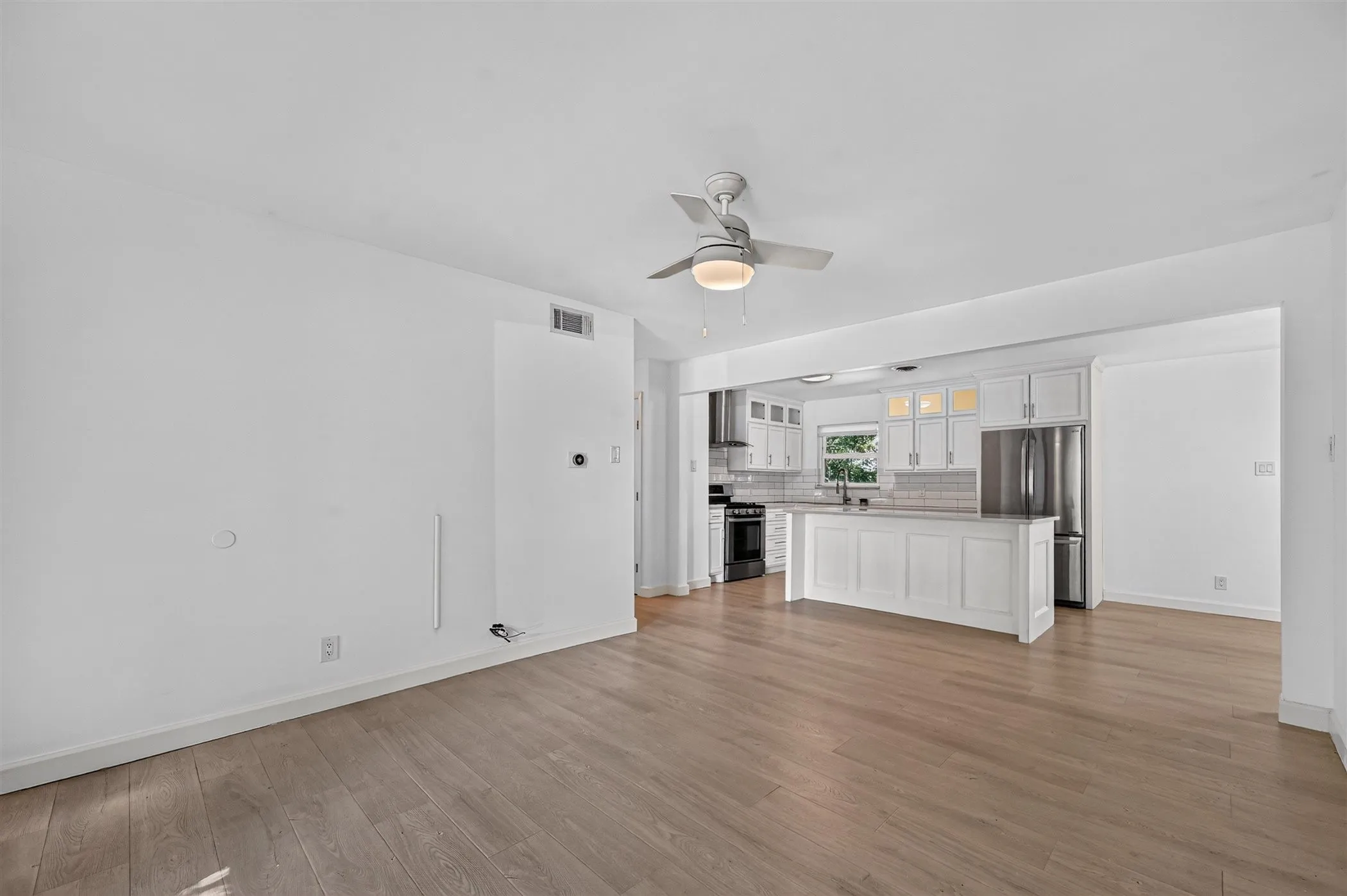 Single Family Residence For Rent in Dallas County , 13749 Pyramid Drive, Farmers Branch, Texas 75234, 3 Bedroom, 2 Bathroom, 2 Garage spaces, 1,364 Sqft, built in 1956, mls#21383370, Real Estate Agent in Farmers Branch, Homes For Rent in Dallas county, Homes For Rent in Farmers Branch, Realtor in Farmers Branch Texas, Real Estate Brokerage Independent Realty Texas, Luminita Cordes Realtor