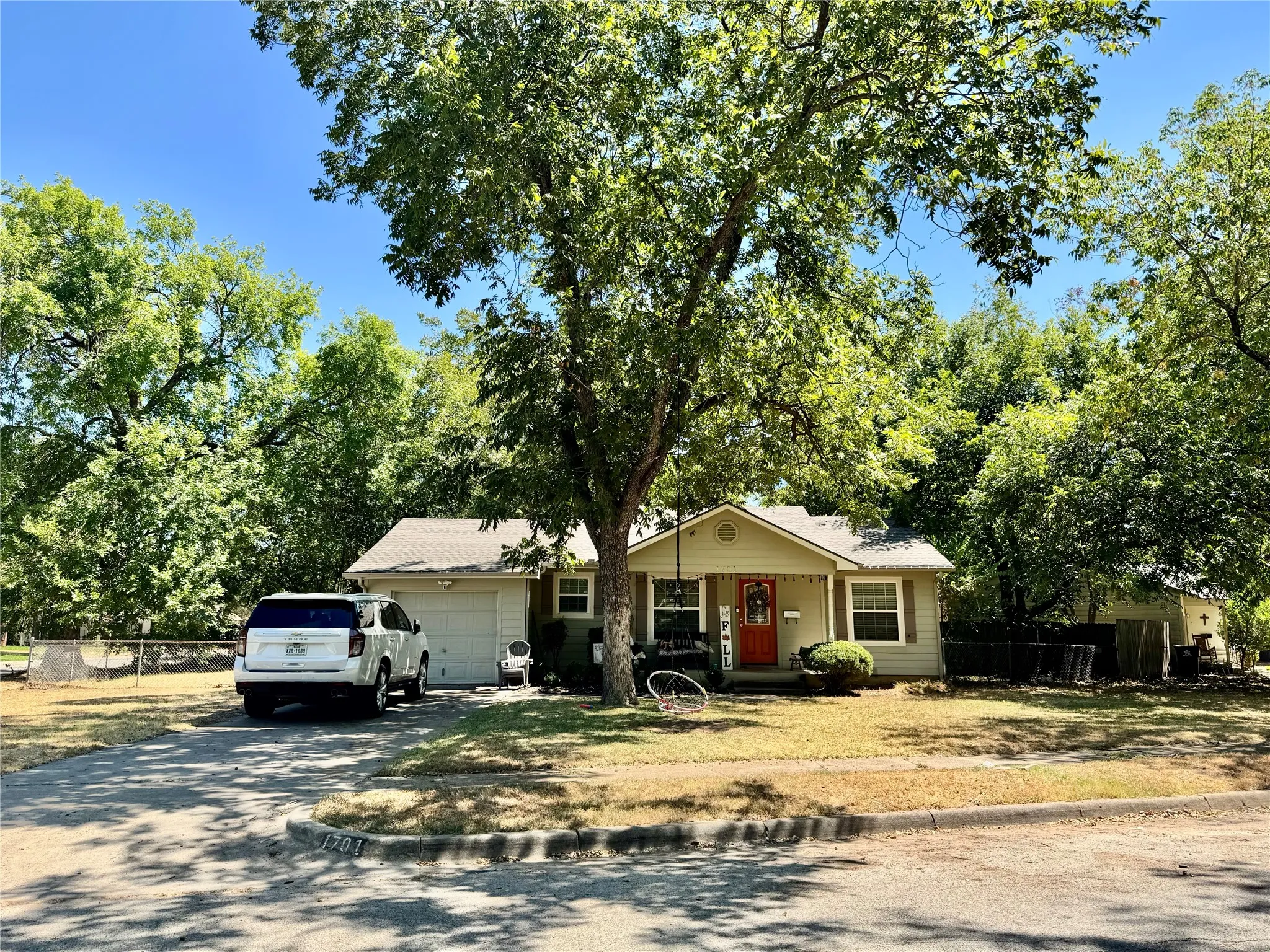 Single Family Residence For Sale in Tarrant County , 1701 Stewart Drive, Arlington, Texas 76013, 2 Bedroom, 1 Bathroom, 1 Garage spaces, 824 Sqft, built in 1952, mls#21376124, Real Estate Agent in Arlington, Homes For Sale in Tarrant county, Homes For Sale in Arlington, Realtor in Arlington Texas, Real Estate Brokerage Independent Realty Texas, Luminita Cordes Realtor