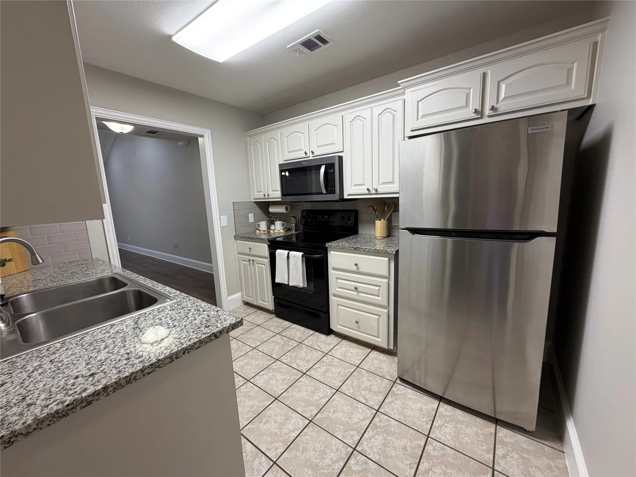 Townhouse For Rent in Hunt County , 502 Oakridge Drive, Greenville, Texas 75402, 3 Bedroom, 2 Bathroom, 1 Garage spaces, 1,271 Sqft, built in 2003, mls#21383352, Real Estate Agent in Greenville, Homes For Rent in Hunt county, Homes For Rent in Greenville, Realtor in Greenville Texas, Real Estate Brokerage Independent Realty Texas, Luminita Cordes Realtor