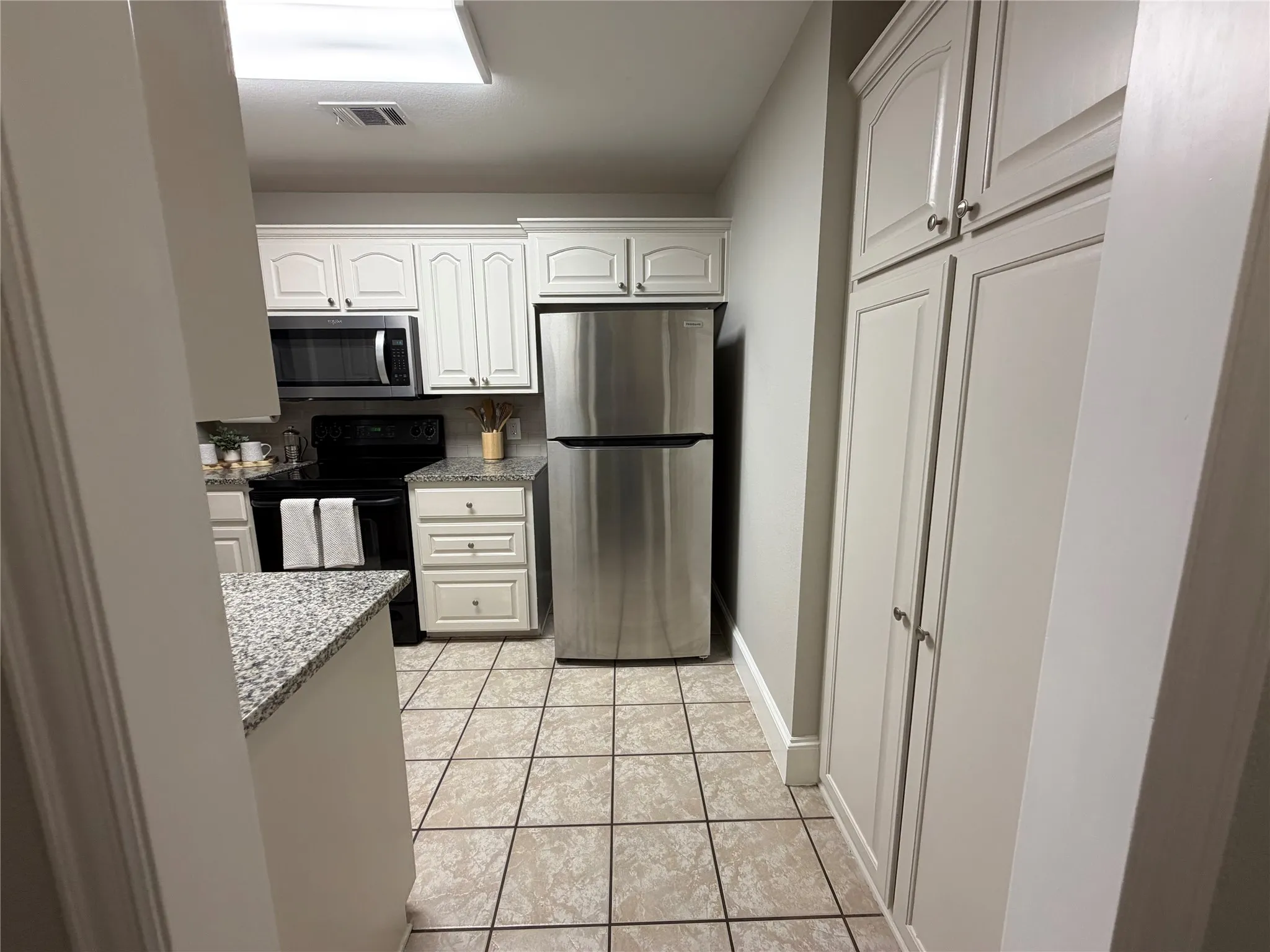 Townhouse For Rent in Hunt County , 502 Oakridge Drive, Greenville, Texas 75402, 3 Bedroom, 2 Bathroom, 1 Garage spaces, 1,271 Sqft, built in 2003, mls#21383352, Real Estate Agent in Greenville, Homes For Rent in Hunt county, Homes For Rent in Greenville, Realtor in Greenville Texas, Real Estate Brokerage Independent Realty Texas, Luminita Cordes Realtor