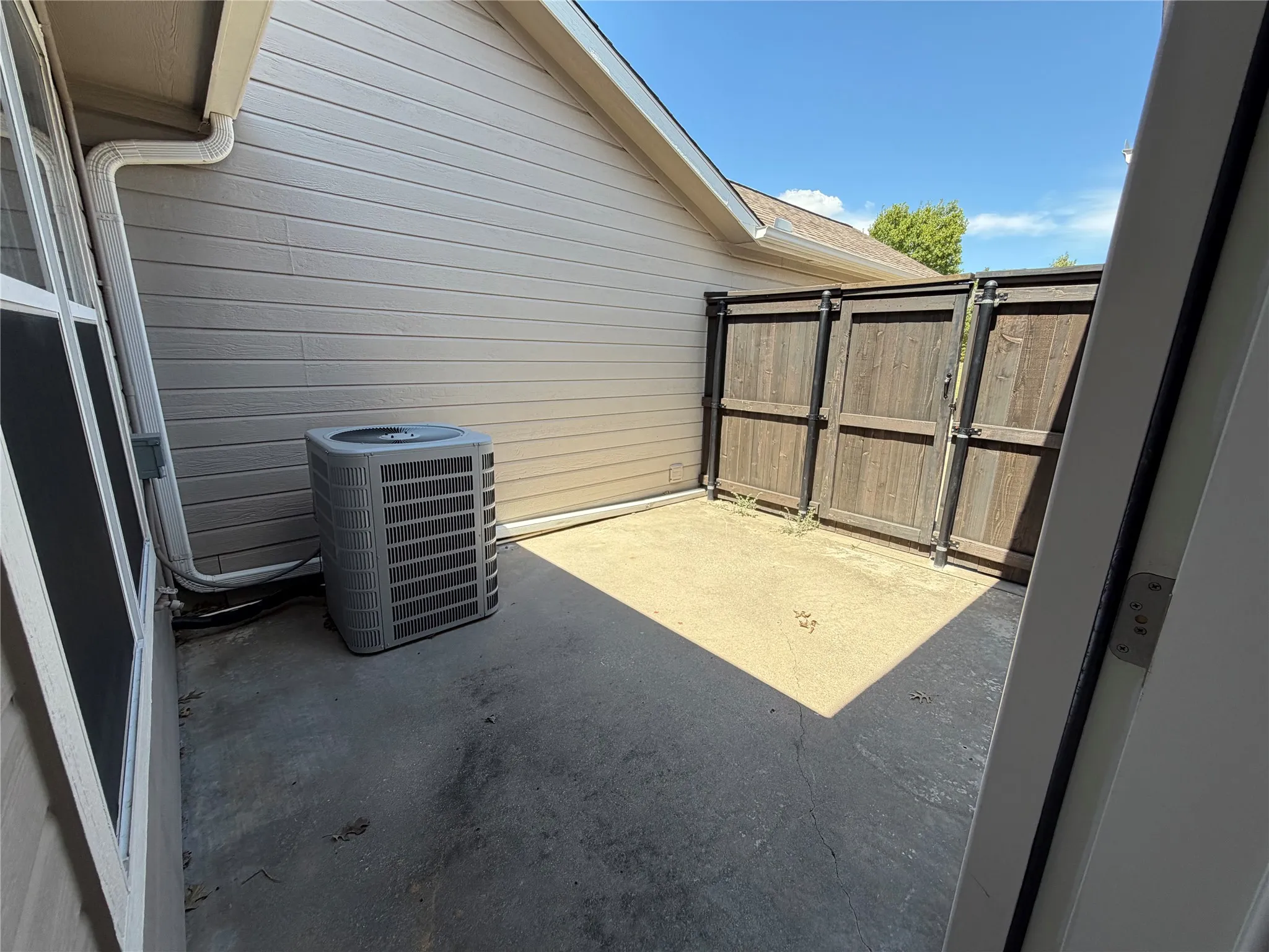 Townhouse For Rent in Hunt County , 502 Oakridge Drive, Greenville, Texas 75402, 3 Bedroom, 2 Bathroom, 1 Garage spaces, 1,271 Sqft, built in 2003, mls#21383352, Real Estate Agent in Greenville, Homes For Rent in Hunt county, Homes For Rent in Greenville, Realtor in Greenville Texas, Real Estate Brokerage Independent Realty Texas, Luminita Cordes Realtor