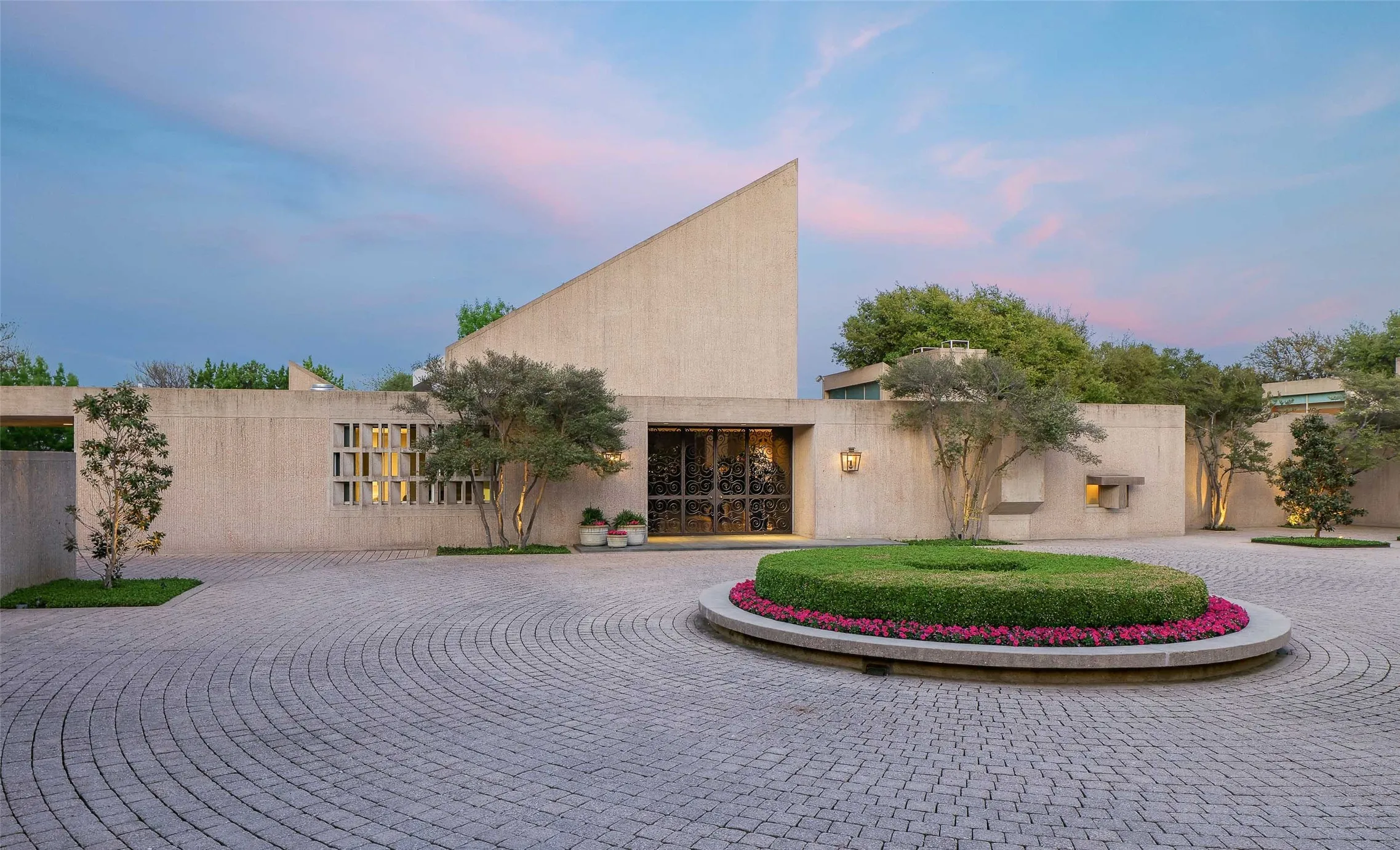Single Family Residence For Sale in Tarrant County , 1400 Shady Oaks Lane, Westover Hills, Texas 76107, 7 Bedroom, 13 Bathroom, 6 Garage spaces, 19,133 Sqft, built in 1969, mls#21383305, Real Estate Agent in Westover Hills, Homes For Sale in Tarrant county, Homes For Sale in Westover Hills, Realtor in Westover Hills Texas, Real Estate Brokerage Independent Realty Texas, Luminita Cordes Realtor