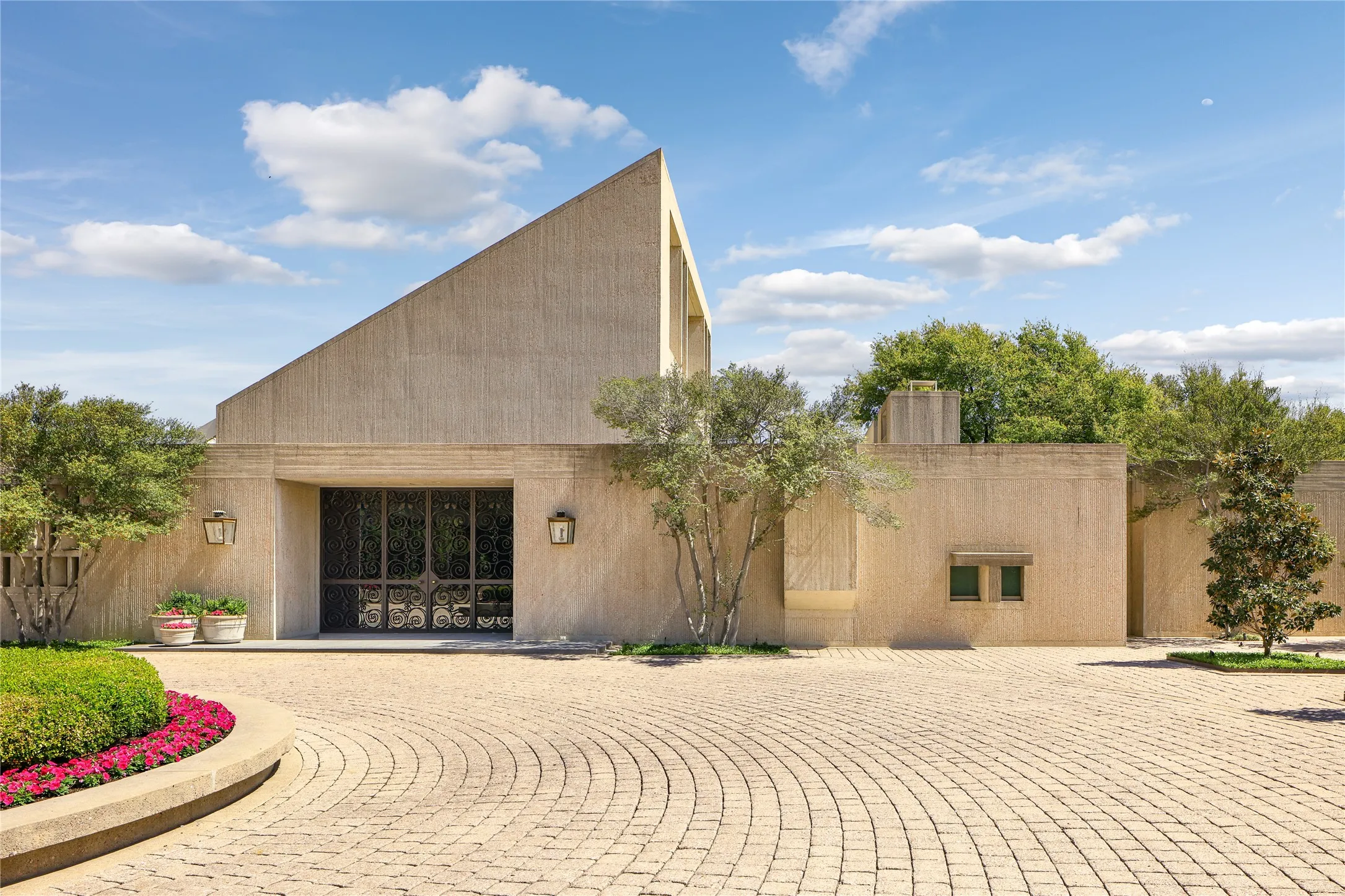 Single Family Residence For Sale in Tarrant County , 1400 Shady Oaks Lane, Westover Hills, Texas 76107, 7 Bedroom, 13 Bathroom, 6 Garage spaces, 19,133 Sqft, built in 1969, mls#21383305, Real Estate Agent in Westover Hills, Homes For Sale in Tarrant county, Homes For Sale in Westover Hills, Realtor in Westover Hills Texas, Real Estate Brokerage Independent Realty Texas, Luminita Cordes Realtor