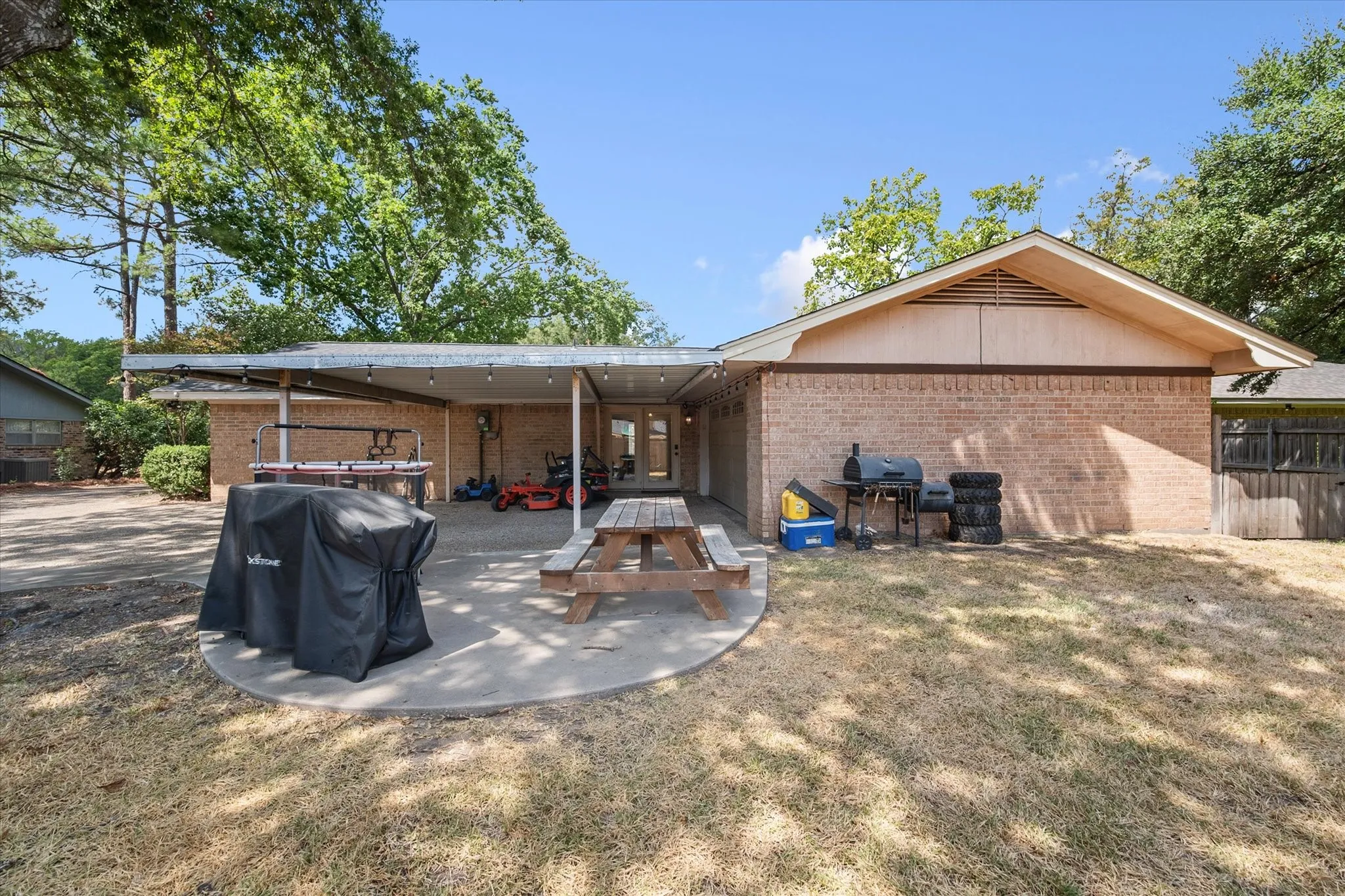Single Family Residence For Sale in Navarro County , 805 Laura Avenue, Corsicana, Texas 75110, 3 Bedroom, 2 Bathroom, 2 Garage spaces, 1,860 Sqft, built in 1975, mls#21383179, Real Estate Agent in Corsicana, Homes For Sale in Navarro county, Homes For Sale in Corsicana, Realtor in Corsicana Texas, Real Estate Brokerage Independent Realty Texas, Luminita Cordes Realtor