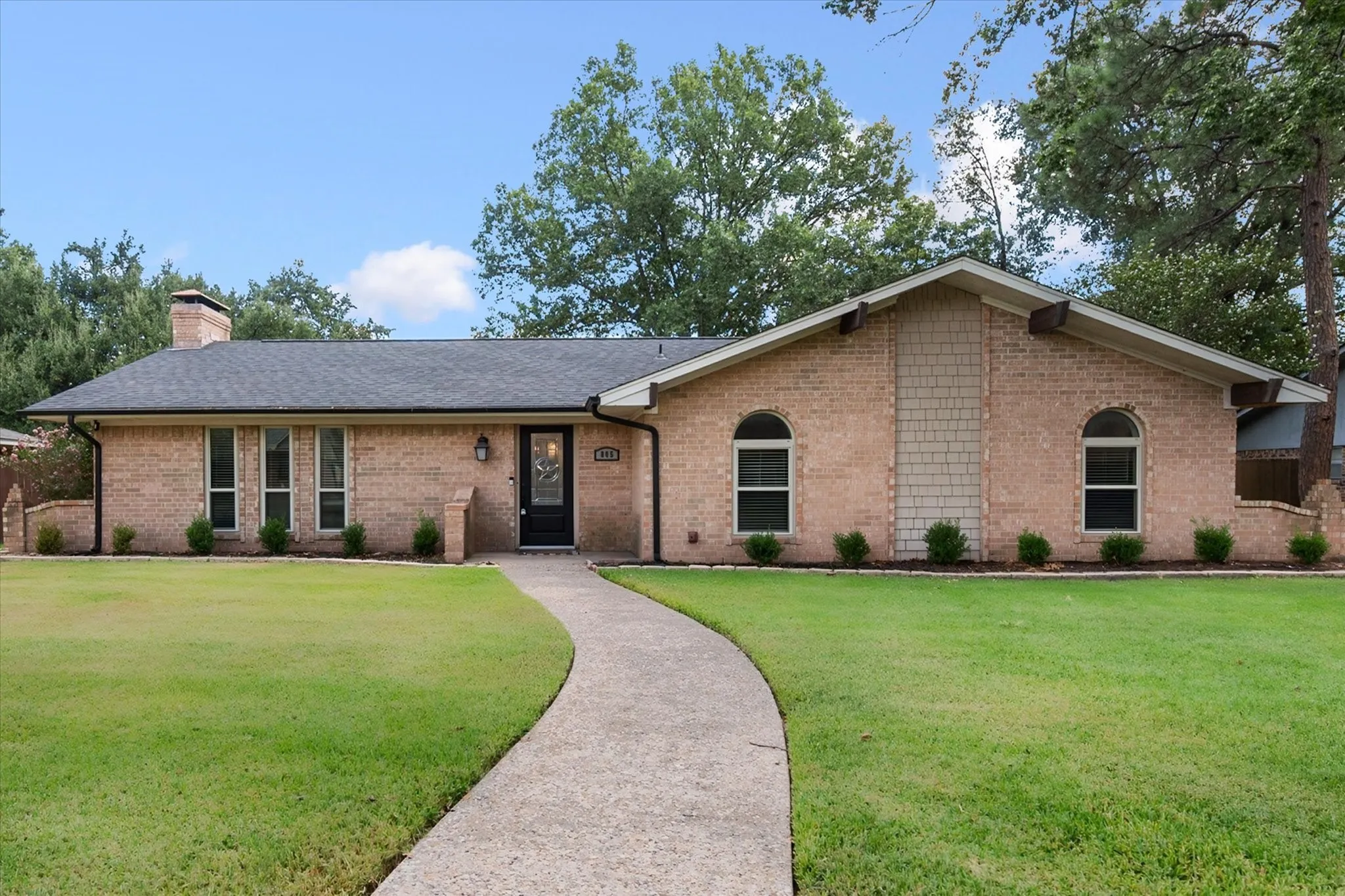 Single Family Residence For Sale in Navarro County , 805 Laura Avenue, Corsicana, Texas 75110, 3 Bedroom, 2 Bathroom, 2 Garage spaces, 1,860 Sqft, built in 1975, mls#21383179, Real Estate Agent in Corsicana, Homes For Sale in Navarro county, Homes For Sale in Corsicana, Realtor in Corsicana Texas, Real Estate Brokerage Independent Realty Texas, Luminita Cordes Realtor