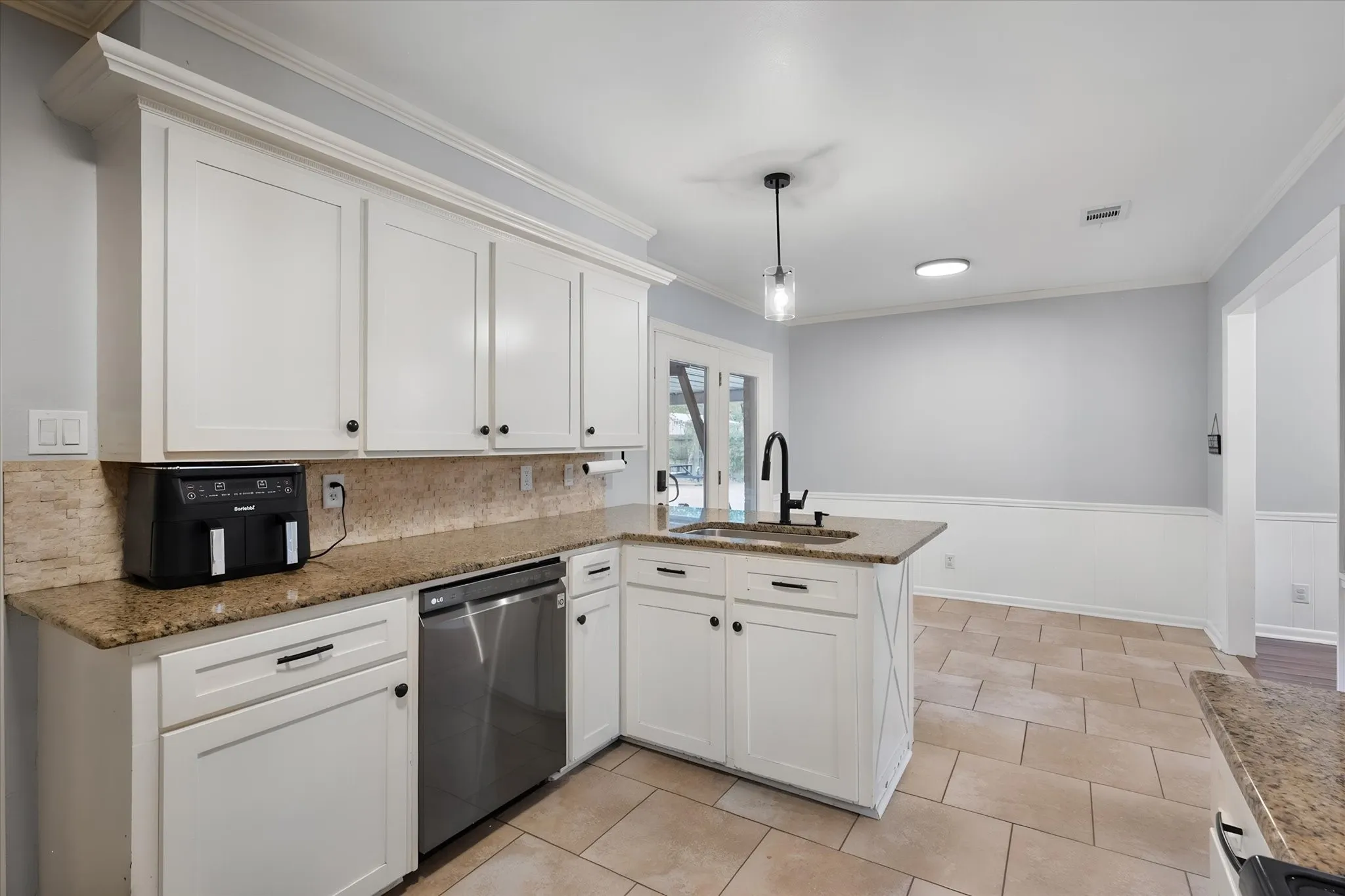 Single Family Residence For Sale in Navarro County , 805 Laura Avenue, Corsicana, Texas 75110, 3 Bedroom, 2 Bathroom, 2 Garage spaces, 1,860 Sqft, built in 1975, mls#21383179, Real Estate Agent in Corsicana, Homes For Sale in Navarro county, Homes For Sale in Corsicana, Realtor in Corsicana Texas, Real Estate Brokerage Independent Realty Texas, Luminita Cordes Realtor