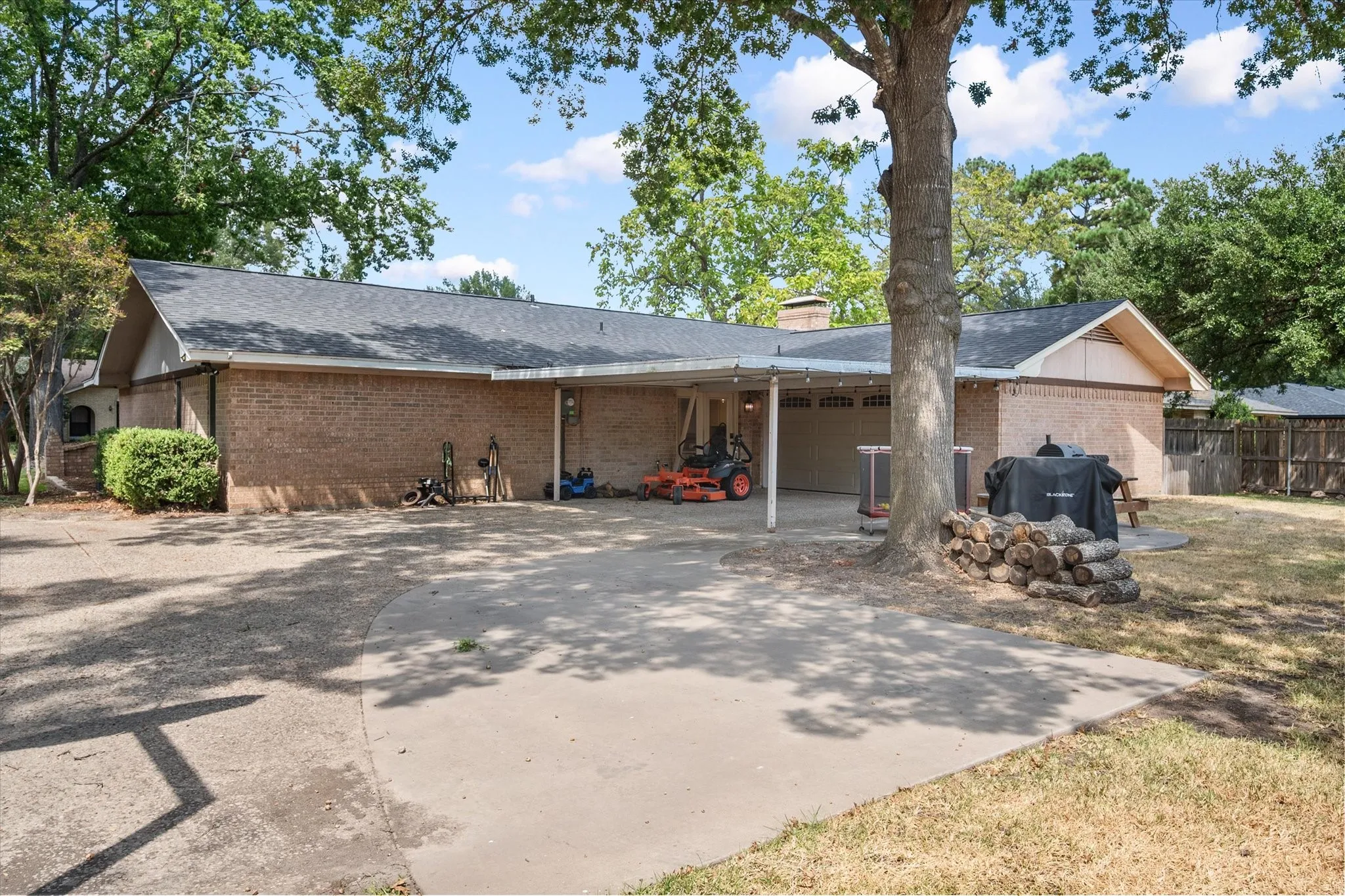Single Family Residence For Sale in Navarro County , 805 Laura Avenue, Corsicana, Texas 75110, 3 Bedroom, 2 Bathroom, 2 Garage spaces, 1,860 Sqft, built in 1975, mls#21383179, Real Estate Agent in Corsicana, Homes For Sale in Navarro county, Homes For Sale in Corsicana, Realtor in Corsicana Texas, Real Estate Brokerage Independent Realty Texas, Luminita Cordes Realtor