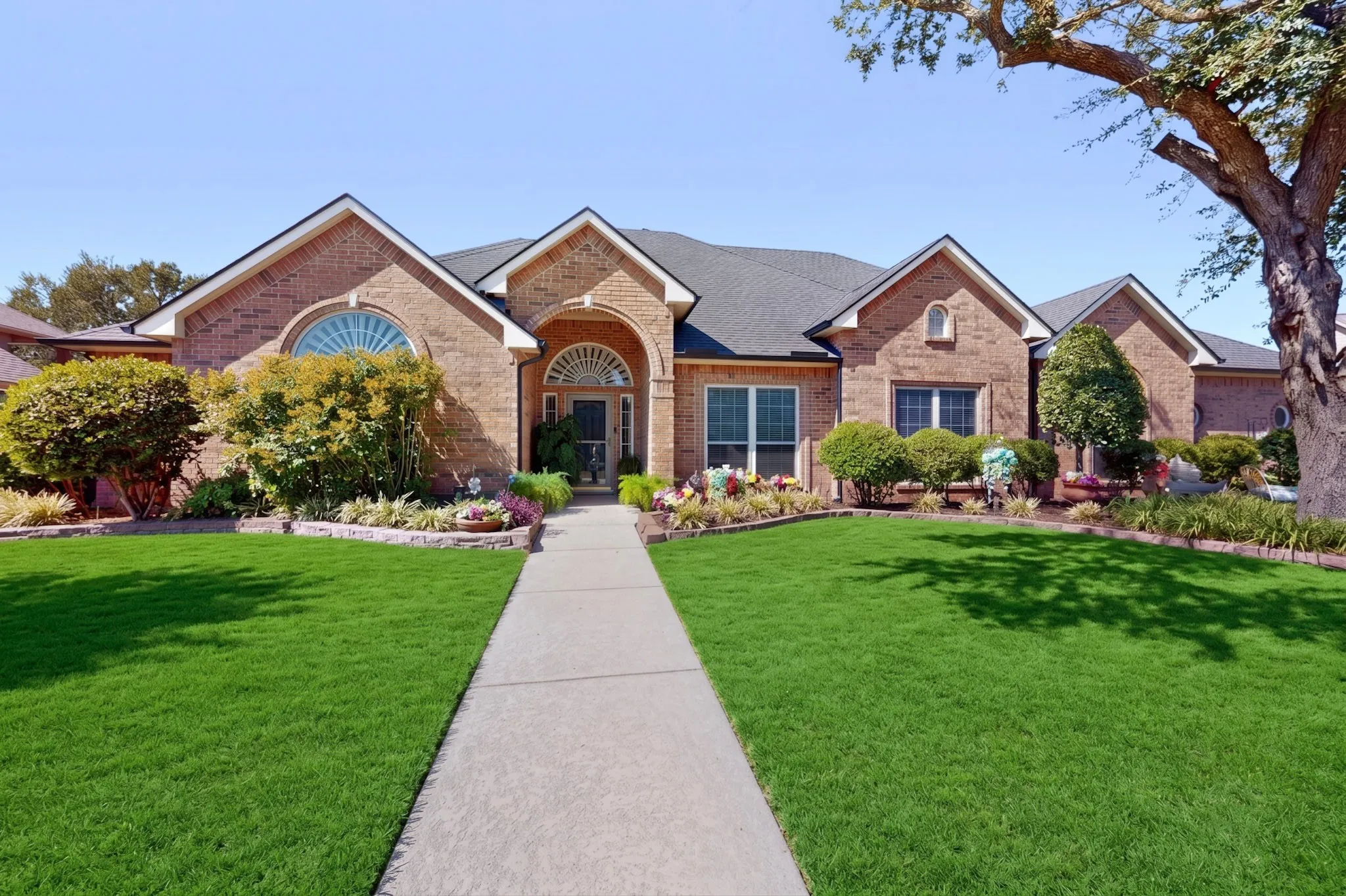 Single Family Residence For Sale in Ellis County , 2505 Inverrary Drive, Ennis, Texas 75119, 5 Bedroom, 5 Bathroom, 3 Garage spaces, 4,217 Sqft, built in 1995, mls#21380579, Real Estate Agent in Ennis, Homes For Sale in Ellis county, Homes For Sale in Ennis, Realtor in Ennis Texas, Real Estate Brokerage Independent Realty Texas, Luminita Cordes Realtor