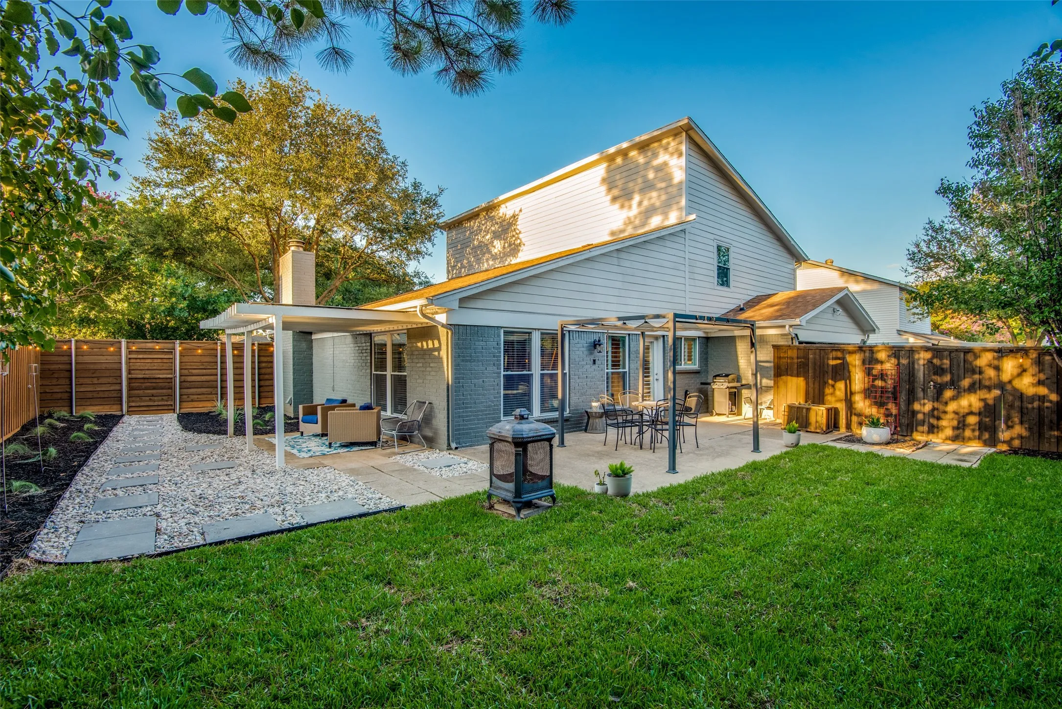 Single Family Residence For Sale in Tarrant County , 2010 Heatherbrook Drive, Grapevine, Texas 76051, 4 Bedroom, 2 Bathroom, 2 Garage spaces, 2,484 Sqft, built in 1979, mls#21383079, Real Estate Agent in Grapevine, Homes For Sale in Tarrant county, Homes For Sale in Grapevine, Realtor in Grapevine Texas, Real Estate Brokerage Independent Realty Texas, Luminita Cordes Realtor