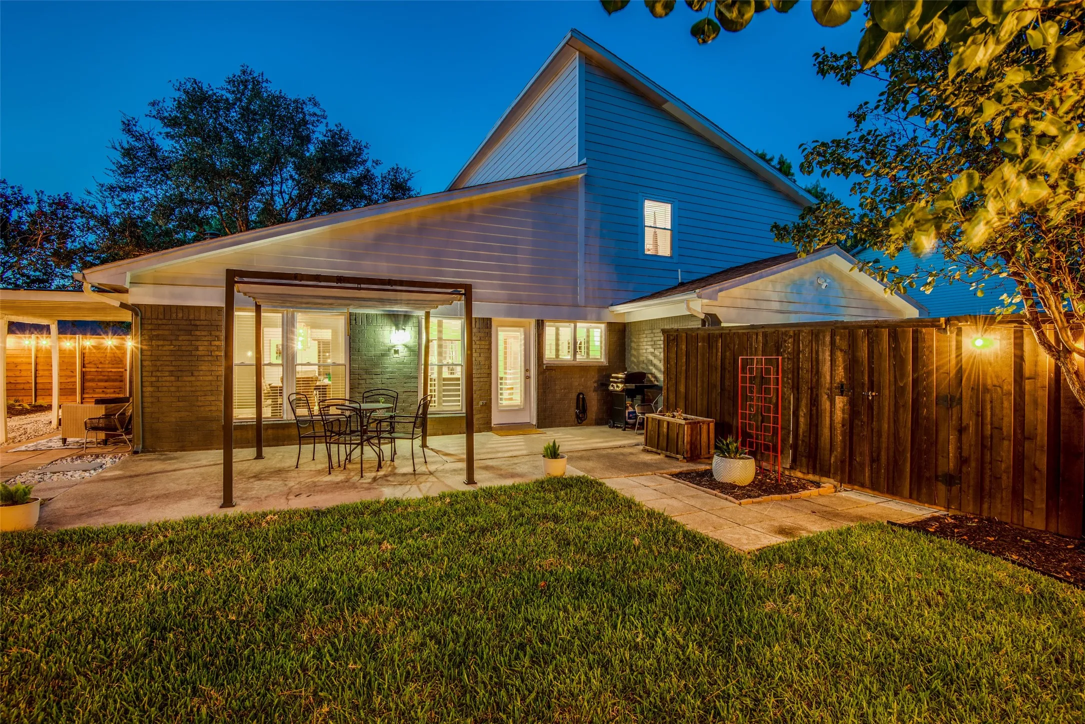 Single Family Residence For Sale in Tarrant County , 2010 Heatherbrook Drive, Grapevine, Texas 76051, 4 Bedroom, 2 Bathroom, 2 Garage spaces, 2,484 Sqft, built in 1979, mls#21383079, Real Estate Agent in Grapevine, Homes For Sale in Tarrant county, Homes For Sale in Grapevine, Realtor in Grapevine Texas, Real Estate Brokerage Independent Realty Texas, Luminita Cordes Realtor