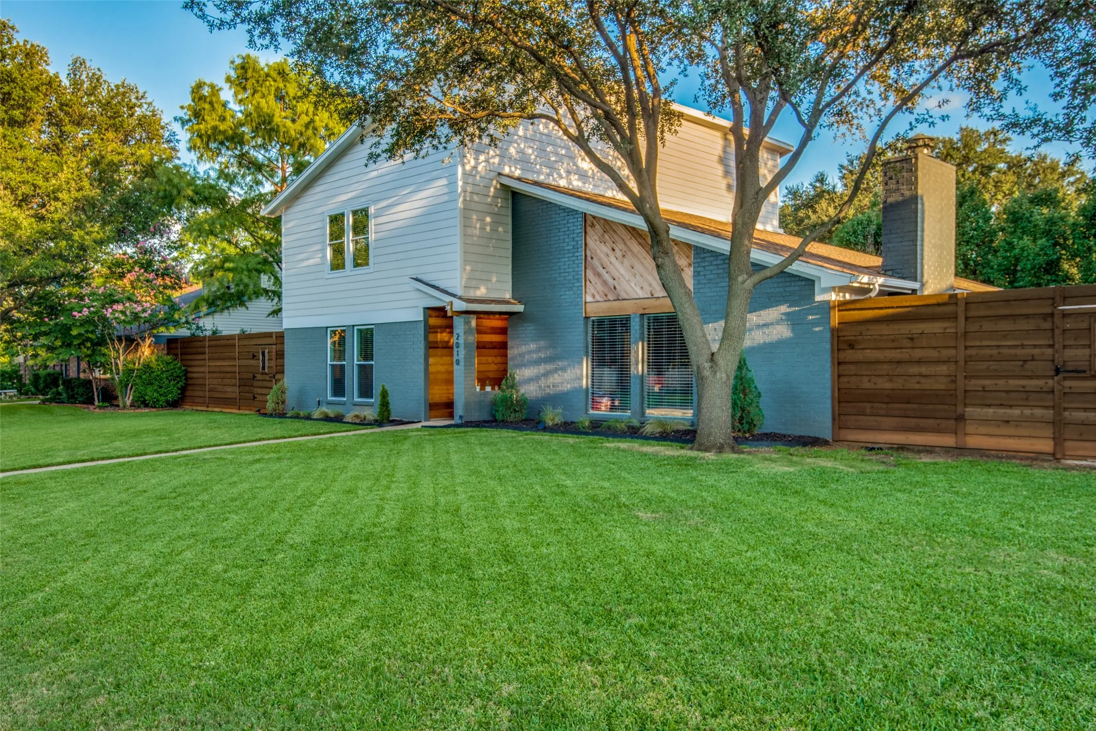 Single Family Residence For Sale in Tarrant County , 2010 Heatherbrook Drive, Grapevine, Texas 76051, 4 Bedroom, 2 Bathroom, 2 Garage spaces, 2,484 Sqft, built in 1979, mls#21383079, Real Estate Agent in Grapevine, Homes For Sale in Tarrant county, Homes For Sale in Grapevine, Realtor in Grapevine Texas, Real Estate Brokerage Independent Realty Texas, Luminita Cordes Realtor