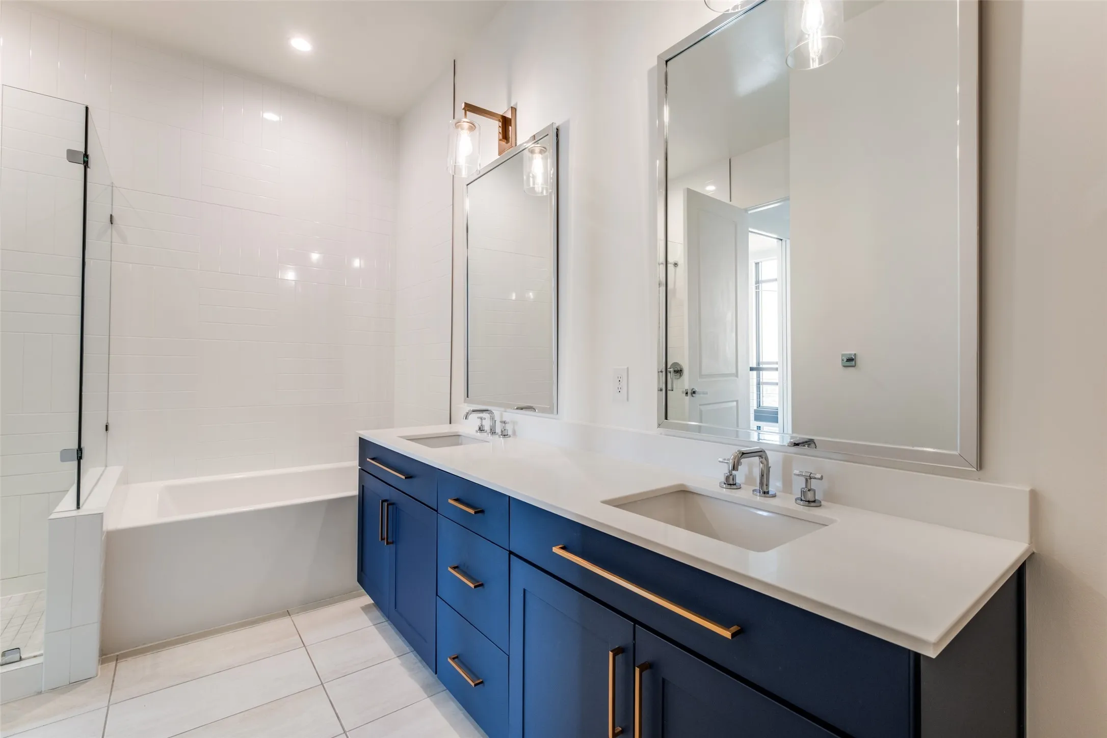 Apartment For Rent in Dallas County , 3611 Congress Avenue 2102, Dallas, Texas 75219, 2 Bedroom, 2 Bathroom, 2 Garage spaces, 1,402 Sqft, built in 2021, mls#21383395, Real Estate Agent in Dallas, Homes For Rent in Dallas county, Homes For Rent in Dallas, Realtor in Dallas Texas, Real Estate Brokerage Independent Realty Texas, Luminita Cordes Realtor