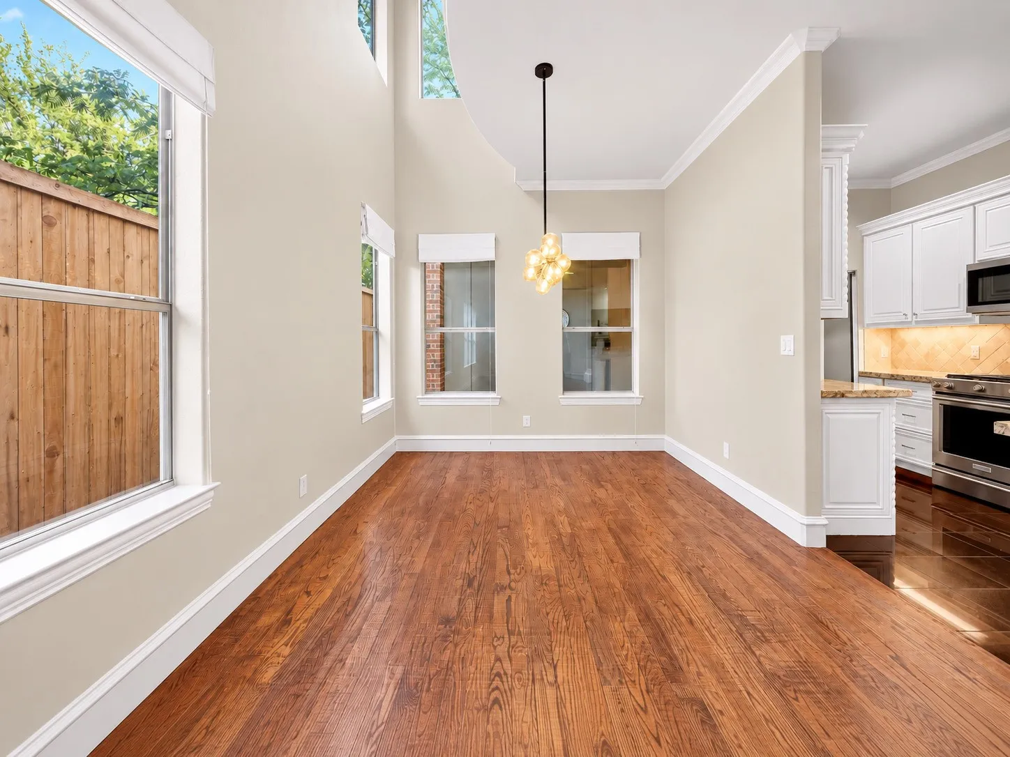 Single Family Residence For Sale in Dallas County , 5418 Martel Avenue, Dallas, Texas 75206, 3 Bedroom, 3 Bathroom, 2 Garage spaces, 2,509 Sqft, built in 2006, mls#21383131, Real Estate Agent in Dallas, Homes For Sale in Dallas county, Homes For Sale in Dallas, Realtor in Dallas Texas, Real Estate Brokerage Independent Realty Texas, Luminita Cordes Realtor
