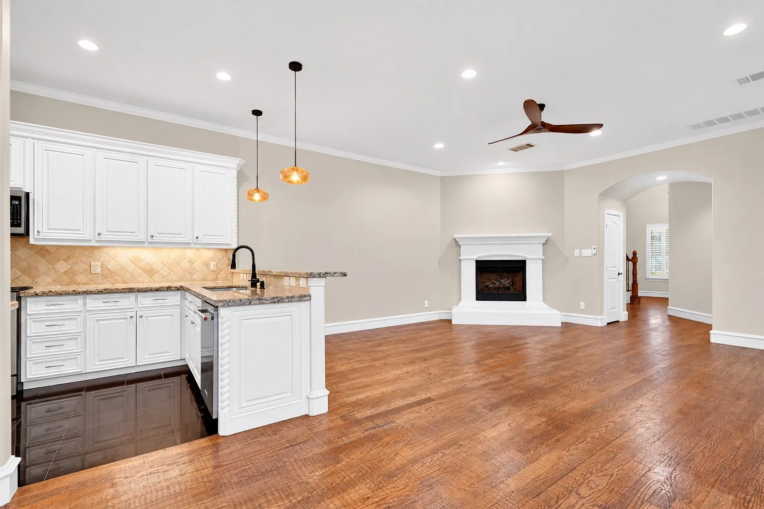 Single Family Residence For Sale in Dallas County , 5418 Martel Avenue, Dallas, Texas 75206, 3 Bedroom, 3 Bathroom, 2 Garage spaces, 2,509 Sqft, built in 2006, mls#21383131, Real Estate Agent in Dallas, Homes For Sale in Dallas county, Homes For Sale in Dallas, Realtor in Dallas Texas, Real Estate Brokerage Independent Realty Texas, Luminita Cordes Realtor