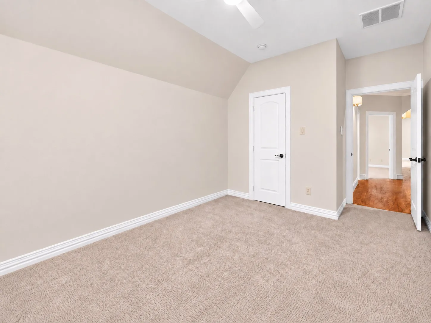 Single Family Residence For Sale in Dallas County , 5418 Martel Avenue, Dallas, Texas 75206, 3 Bedroom, 3 Bathroom, 2 Garage spaces, 2,509 Sqft, built in 2006, mls#21383131, Real Estate Agent in Dallas, Homes For Sale in Dallas county, Homes For Sale in Dallas, Realtor in Dallas Texas, Real Estate Brokerage Independent Realty Texas, Luminita Cordes Realtor