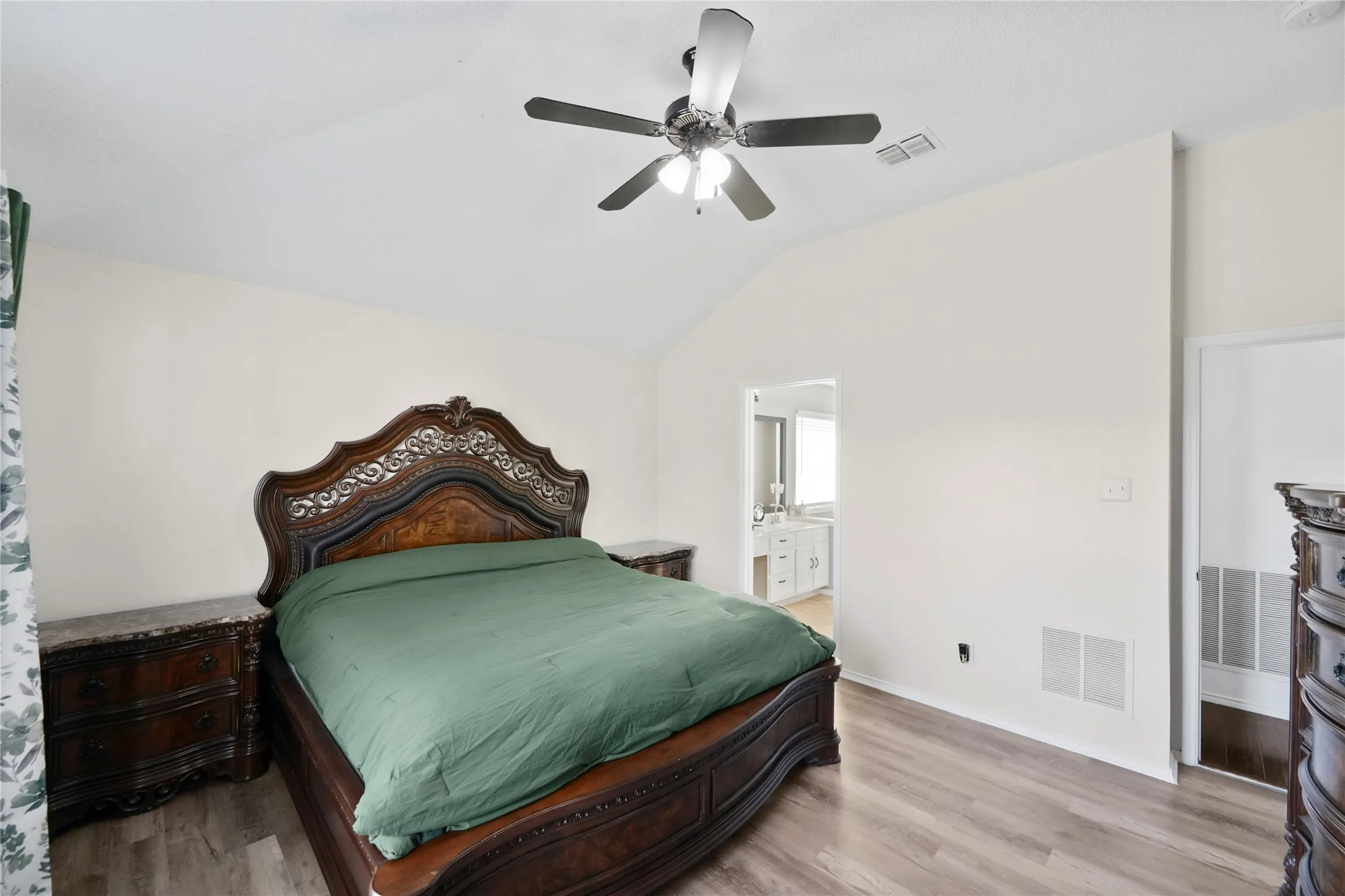 Vaulted ceiling with a ceiling fan