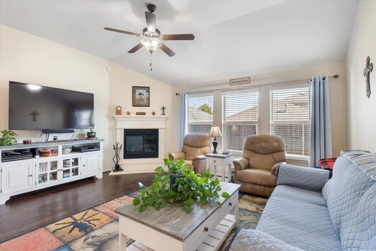 Single Family Residence For Sale in Denton County , 14632 Sundog Way, Fort Worth, Texas 76052, 4 Bedroom, 2 Bathroom, 2 Garage spaces, 2,001 Sqft, built in 2017, mls#21382521, Real Estate Agent in Fort Worth, Homes For Sale in Denton county, Homes For Sale in Fort Worth, Realtor in Fort Worth Texas, Real Estate Brokerage Independent Realty Texas, Luminita Cordes Realtor