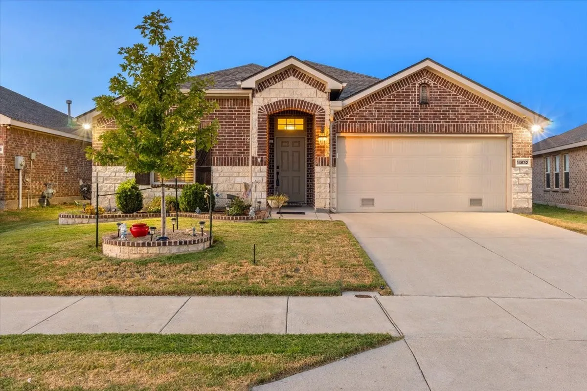 Single Family Residence For Sale in Denton County , 14632 Sundog Way, Fort Worth, Texas 76052, 4 Bedroom, 2 Bathroom, 2 Garage spaces, 2,001 Sqft, built in 2017, mls#21382521, Real Estate Agent in Fort Worth, Homes For Sale in Denton county, Homes For Sale in Fort Worth, Realtor in Fort Worth Texas, Real Estate Brokerage Independent Realty Texas, Luminita Cordes Realtor