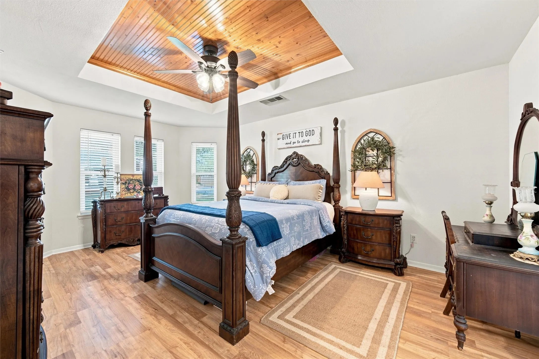 Single Family Residence For Sale in Mc Lennan County , 14212 Wagner Drive, Woodway, Texas 76712, 3 Bedroom, 2 Bathroom, 2 Garage spaces, 1,590 Sqft, built in 1988, mls#21383360, Real Estate Agent in Woodway, Homes For Sale in Mc Lennan county, Homes For Sale in Woodway, Realtor in Woodway Texas, Real Estate Brokerage Independent Realty Texas, Luminita Cordes Realtor