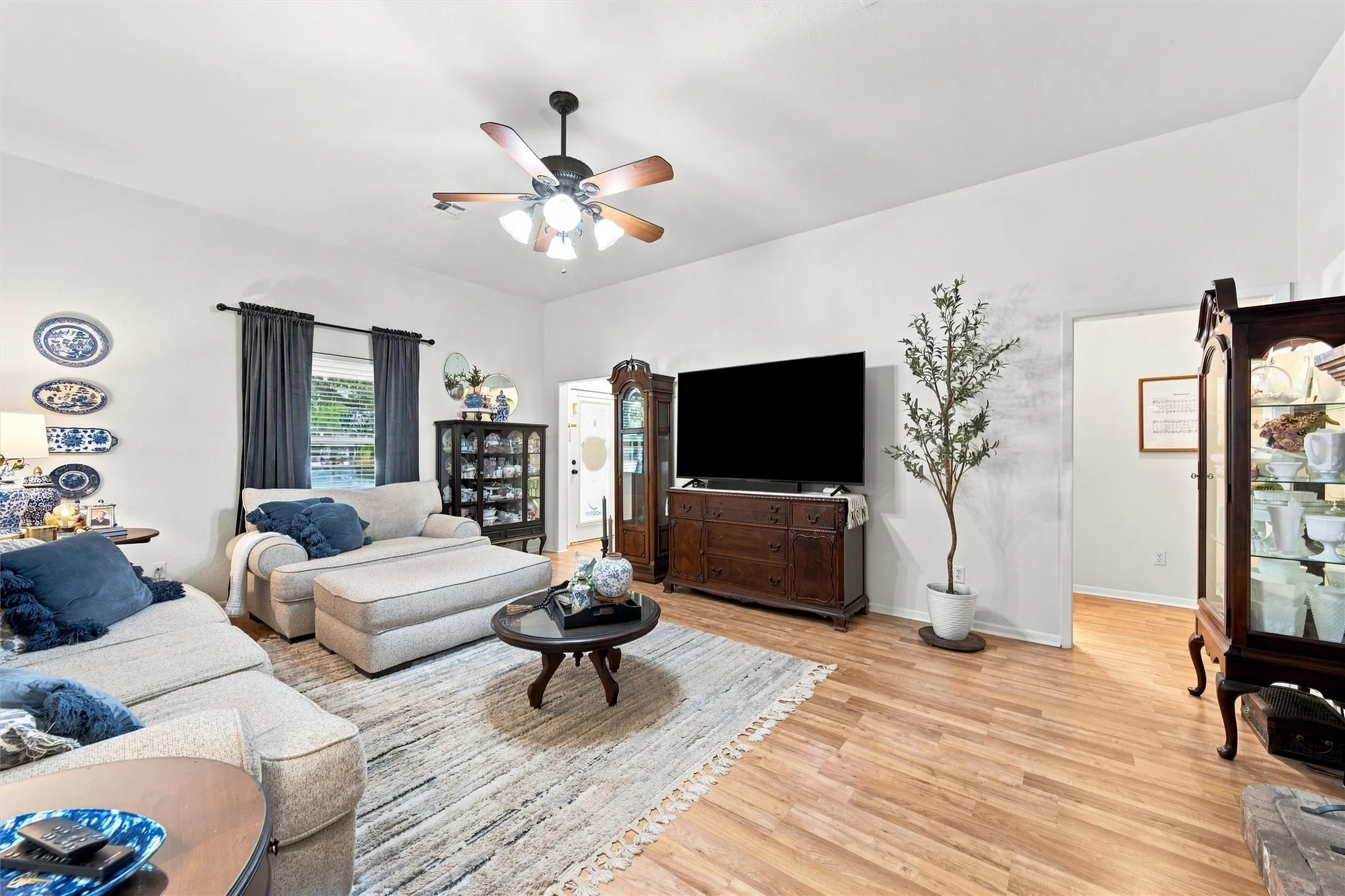 Single Family Residence For Sale in Mc Lennan County , 14212 Wagner Drive, Woodway, Texas 76712, 3 Bedroom, 2 Bathroom, 2 Garage spaces, 1,590 Sqft, built in 1988, mls#21383360, Real Estate Agent in Woodway, Homes For Sale in Mc Lennan county, Homes For Sale in Woodway, Realtor in Woodway Texas, Real Estate Brokerage Independent Realty Texas, Luminita Cordes Realtor