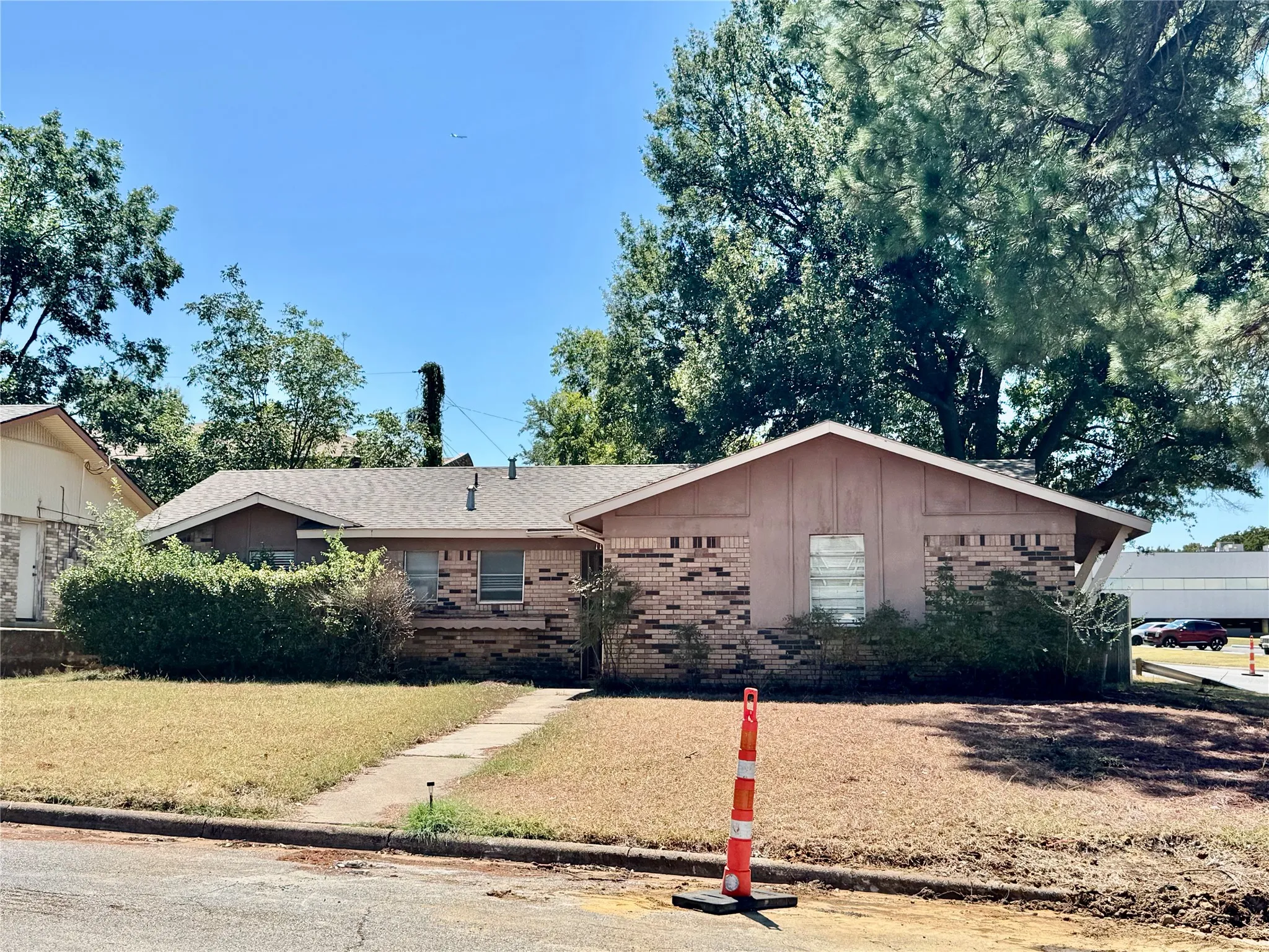 Single Family Residence For Sale in Tarrant County , 1114 Paula Drive, Arlington, Texas 76012, 3 Bedroom, 2 Bathroom, 2 Garage spaces, 1,132 Sqft, built in 1962, mls#21376114, Real Estate Agent in Arlington, Homes For Sale in Tarrant county, Homes For Sale in Arlington, Realtor in Arlington Texas, Real Estate Brokerage Independent Realty Texas, Luminita Cordes Realtor