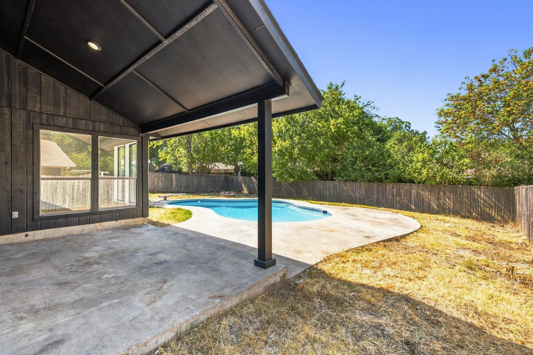 Single Family Residence For Sale in Tarrant County , 1912 Longmeadow Drive, Arlington, Texas 76015, 3 Bedroom, 2 Bathroom, 2 Garage spaces, 1,596 Sqft, built in 1979, mls#21378536, Real Estate Agent in Arlington, Homes For Sale in Tarrant county, Homes For Sale in Arlington, Realtor in Arlington Texas, Real Estate Brokerage Independent Realty Texas, Luminita Cordes Realtor