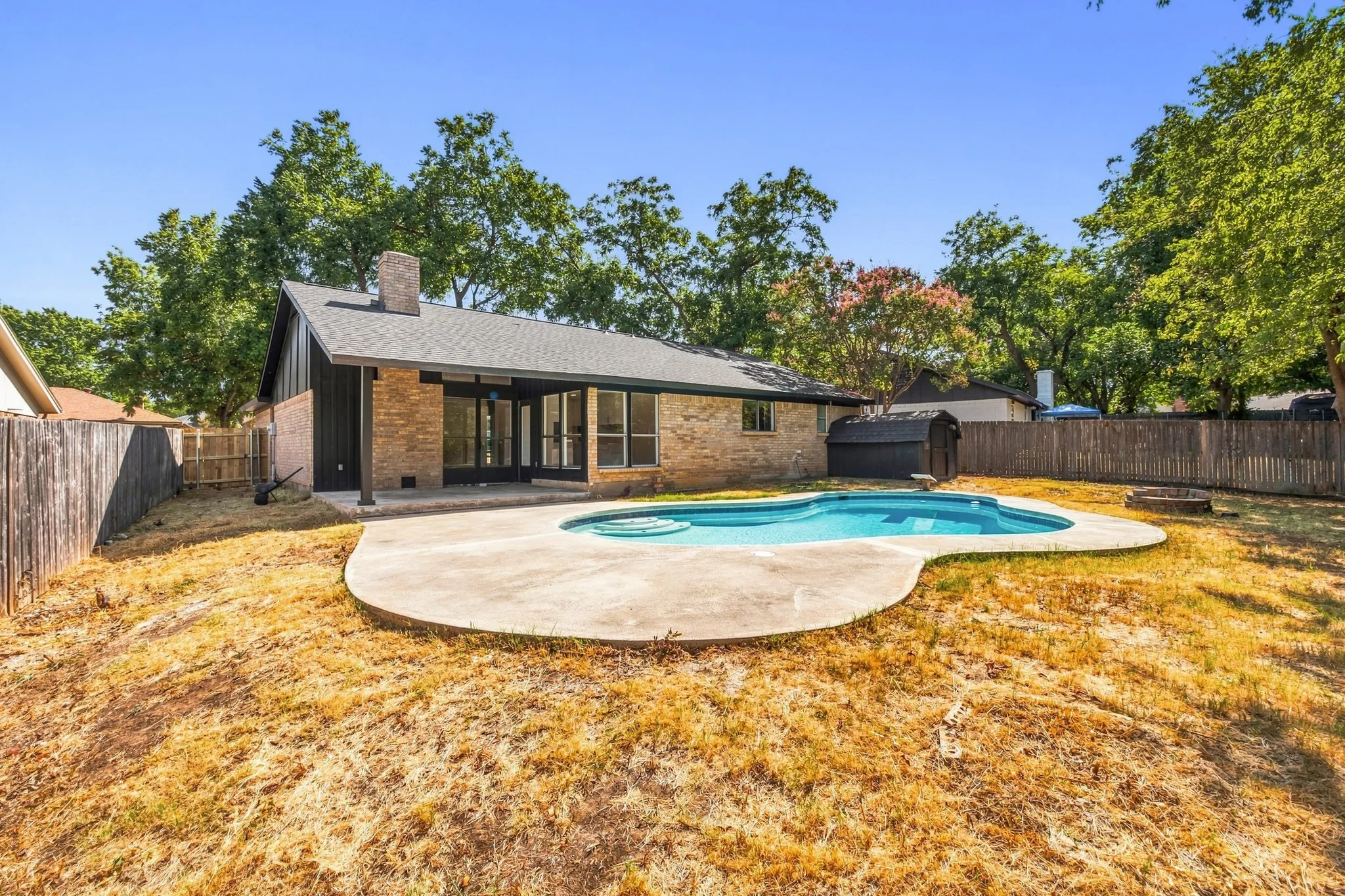 Single Family Residence For Sale in Tarrant County , 1912 Longmeadow Drive, Arlington, Texas 76015, 3 Bedroom, 2 Bathroom, 2 Garage spaces, 1,596 Sqft, built in 1979, mls#21378536, Real Estate Agent in Arlington, Homes For Sale in Tarrant county, Homes For Sale in Arlington, Realtor in Arlington Texas, Real Estate Brokerage Independent Realty Texas, Luminita Cordes Realtor