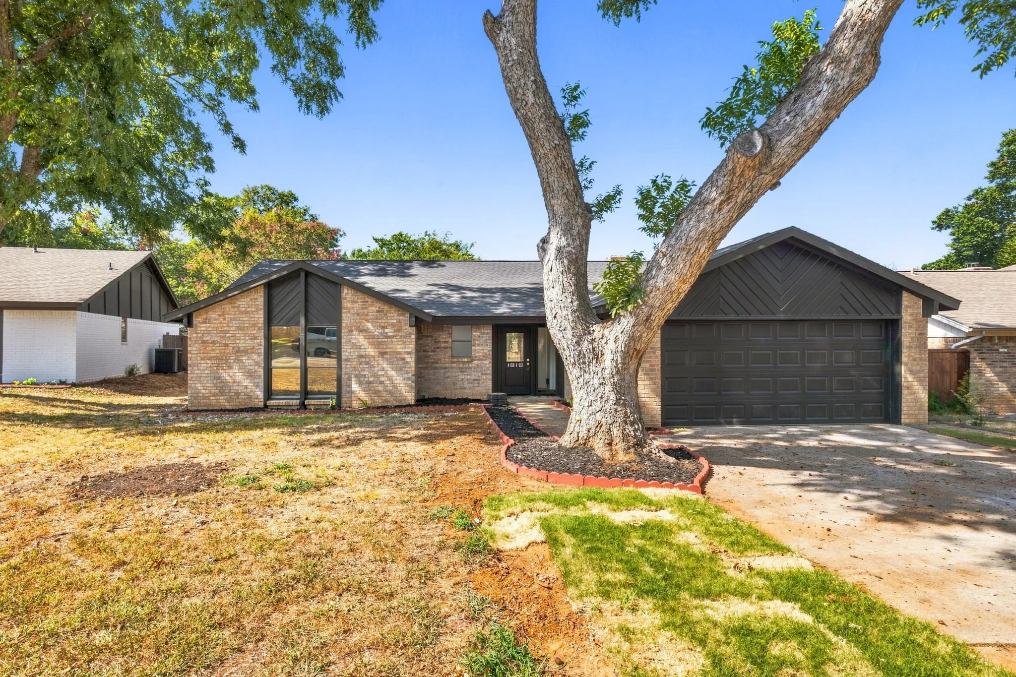 Single Family Residence For Sale in Tarrant County , 1912 Longmeadow Drive, Arlington, Texas 76015, 3 Bedroom, 2 Bathroom, 2 Garage spaces, 1,596 Sqft, built in 1979, mls#21378536, Real Estate Agent in Arlington, Homes For Sale in Tarrant county, Homes For Sale in Arlington, Realtor in Arlington Texas, Real Estate Brokerage Independent Realty Texas, Luminita Cordes Realtor