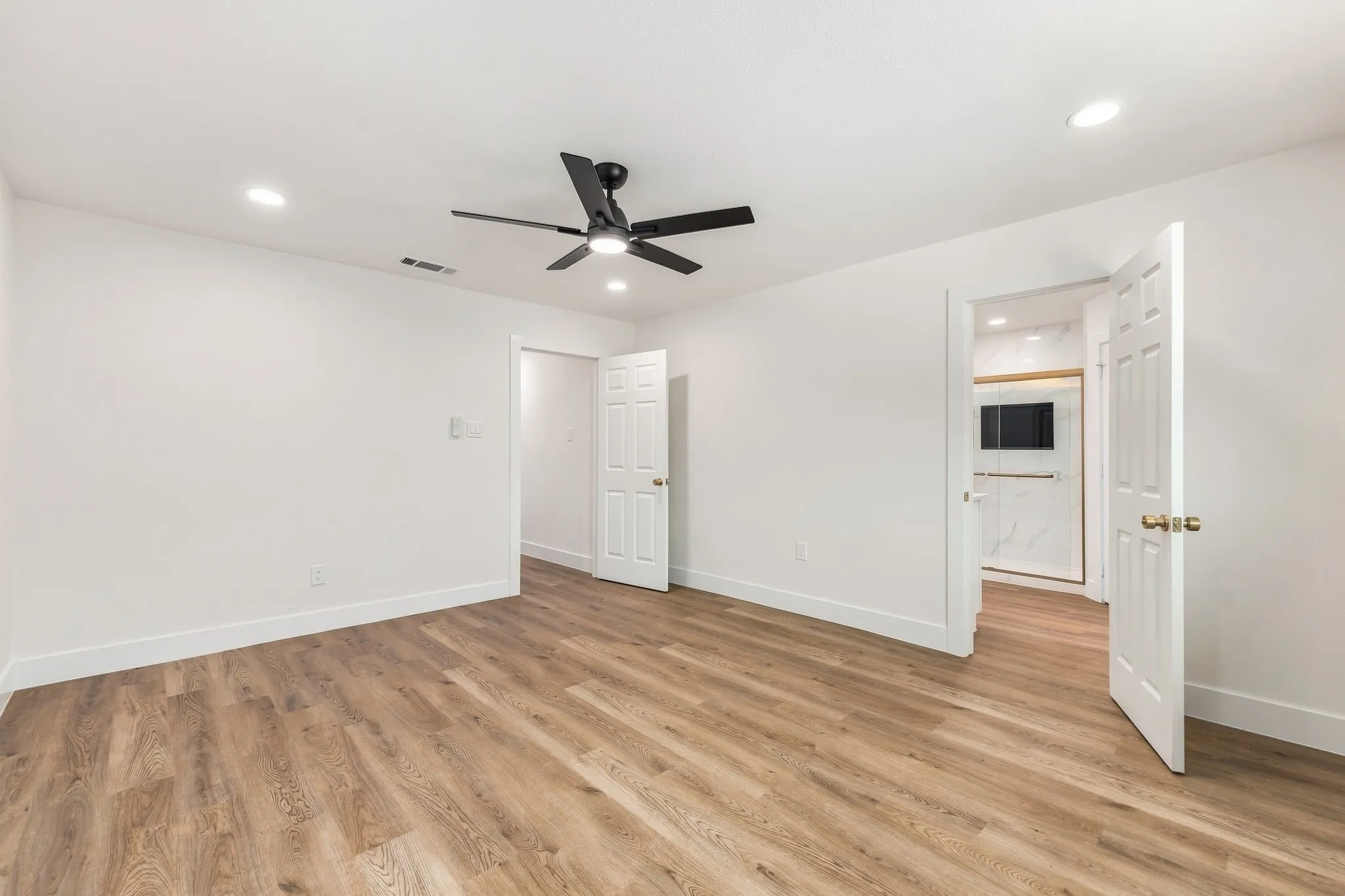 Single Family Residence For Sale in Tarrant County , 1912 Longmeadow Drive, Arlington, Texas 76015, 3 Bedroom, 2 Bathroom, 2 Garage spaces, 1,596 Sqft, built in 1979, mls#21378536, Real Estate Agent in Arlington, Homes For Sale in Tarrant county, Homes For Sale in Arlington, Realtor in Arlington Texas, Real Estate Brokerage Independent Realty Texas, Luminita Cordes Realtor