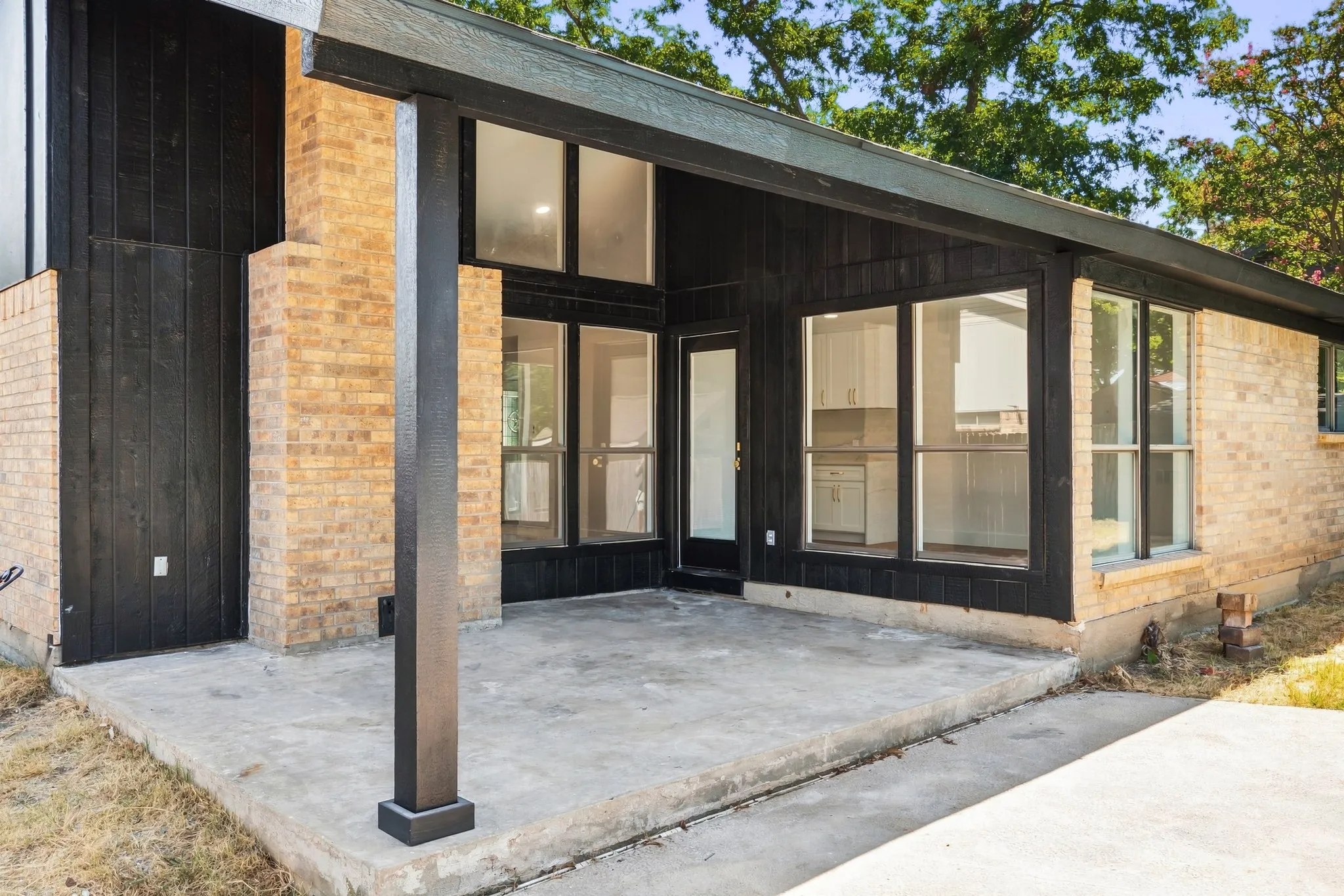 Single Family Residence For Sale in Tarrant County , 1912 Longmeadow Drive, Arlington, Texas 76015, 3 Bedroom, 2 Bathroom, 2 Garage spaces, 1,596 Sqft, built in 1979, mls#21378536, Real Estate Agent in Arlington, Homes For Sale in Tarrant county, Homes For Sale in Arlington, Realtor in Arlington Texas, Real Estate Brokerage Independent Realty Texas, Luminita Cordes Realtor