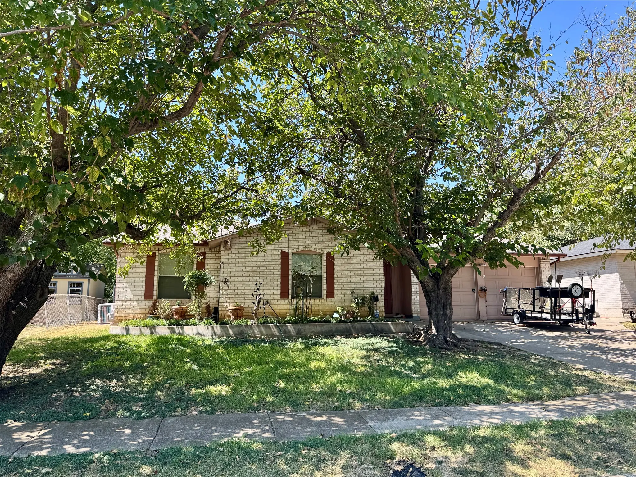 Single Family Residence For Sale in Tarrant County , 2602 Cottonwood Street, Arlington, Texas 76014, 3 Bedroom, 2 Bathroom, 2 Garage spaces, 1,223 Sqft, built in 1970, mls#21376110, Real Estate Agent in Arlington, Homes For Sale in Tarrant county, Homes For Sale in Arlington, Realtor in Arlington Texas, Real Estate Brokerage Independent Realty Texas, Luminita Cordes Realtor