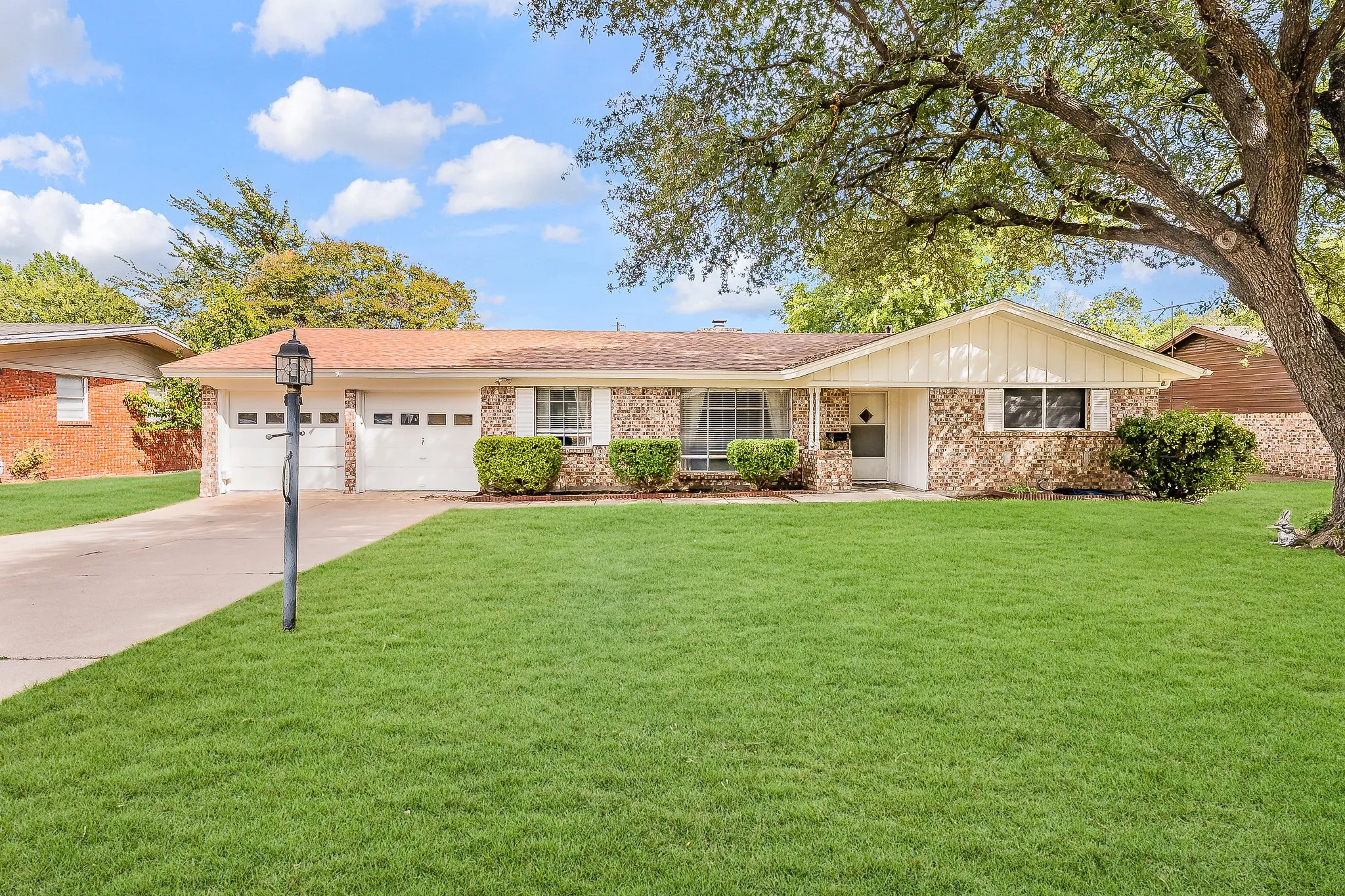 Single Family Residence For Sale in Tarrant County , 4001 Reagan Drive, Fort Worth, Texas 76116, 3 Bedroom, 2 Bathroom, 2 Garage spaces, 1,698 Sqft, built in 1964, mls#21383407, Real Estate Agent in Fort Worth, Homes For Sale in Tarrant county, Homes For Sale in Fort Worth, Realtor in Fort Worth Texas, Real Estate Brokerage Independent Realty Texas, Luminita Cordes Realtor