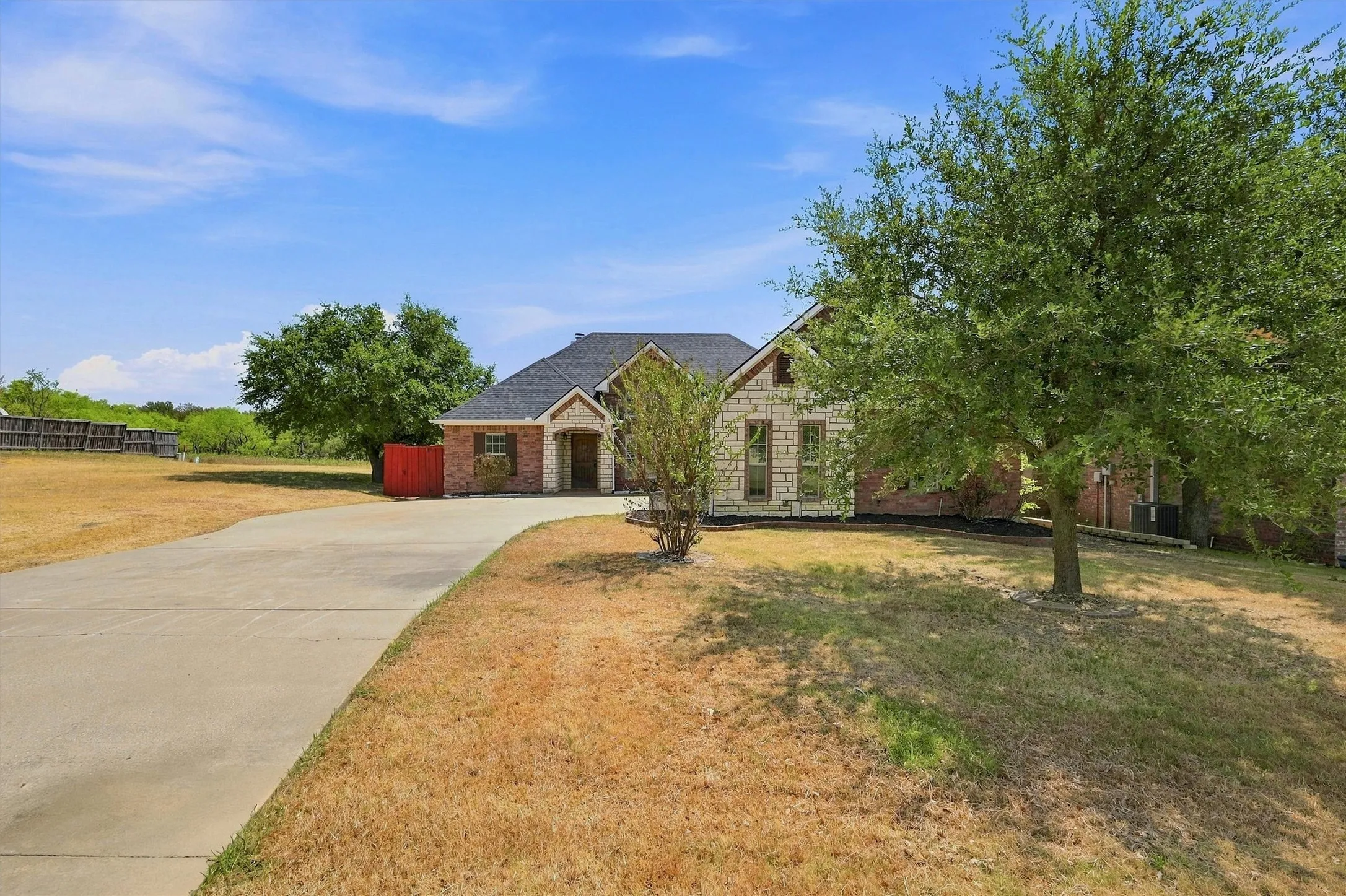 Single Family Residence For Sale in Grayson County , 3117 Preston Club Drive, Sherman, Texas 75092, 3 Bedroom, 2 Bathroom, 2 Garage spaces, 2,005 Sqft, built in 2004, mls#21327655, Real Estate Agent in Sherman, Homes For Sale in Grayson county, Homes For Sale in Sherman, Realtor in Sherman Texas, Real Estate Brokerage Independent Realty Texas, Luminita Cordes Realtor