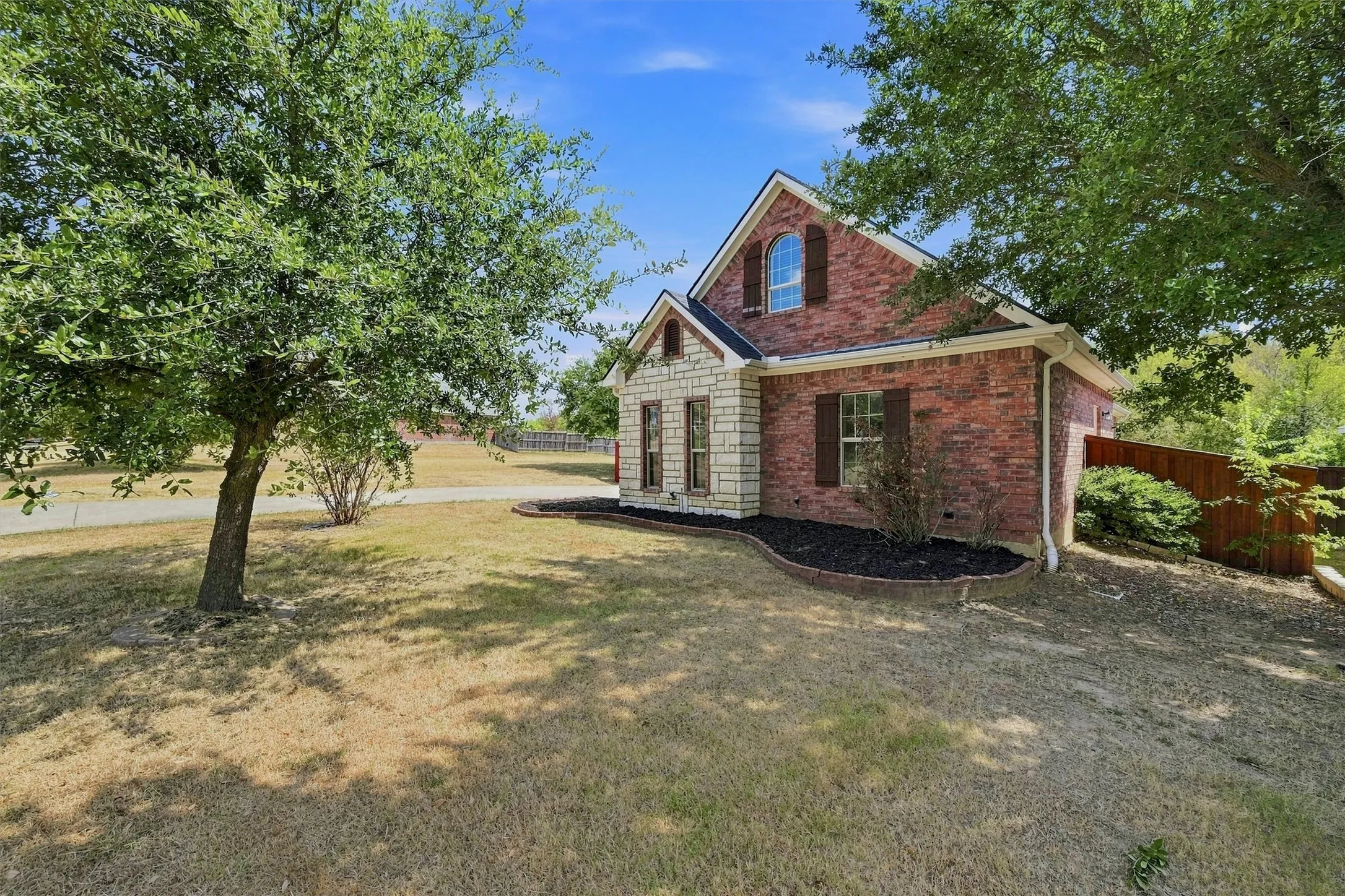 Single Family Residence For Sale in Grayson County , 3117 Preston Club Drive, Sherman, Texas 75092, 3 Bedroom, 2 Bathroom, 2 Garage spaces, 2,005 Sqft, built in 2004, mls#21327655, Real Estate Agent in Sherman, Homes For Sale in Grayson county, Homes For Sale in Sherman, Realtor in Sherman Texas, Real Estate Brokerage Independent Realty Texas, Luminita Cordes Realtor