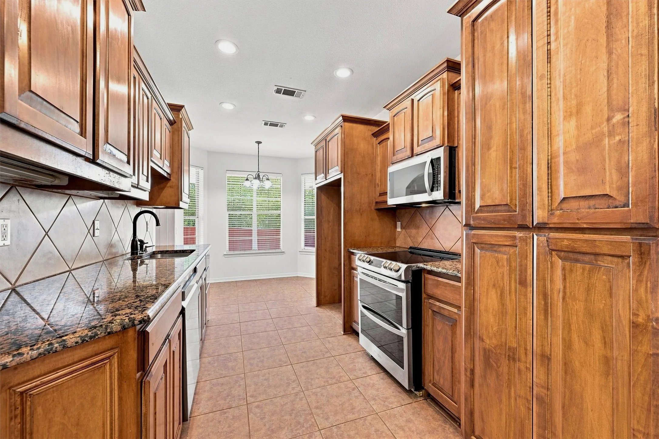 Single Family Residence For Sale in Grayson County , 3117 Preston Club Drive, Sherman, Texas 75092, 3 Bedroom, 2 Bathroom, 2 Garage spaces, 2,005 Sqft, built in 2004, mls#21327655, Real Estate Agent in Sherman, Homes For Sale in Grayson county, Homes For Sale in Sherman, Realtor in Sherman Texas, Real Estate Brokerage Independent Realty Texas, Luminita Cordes Realtor